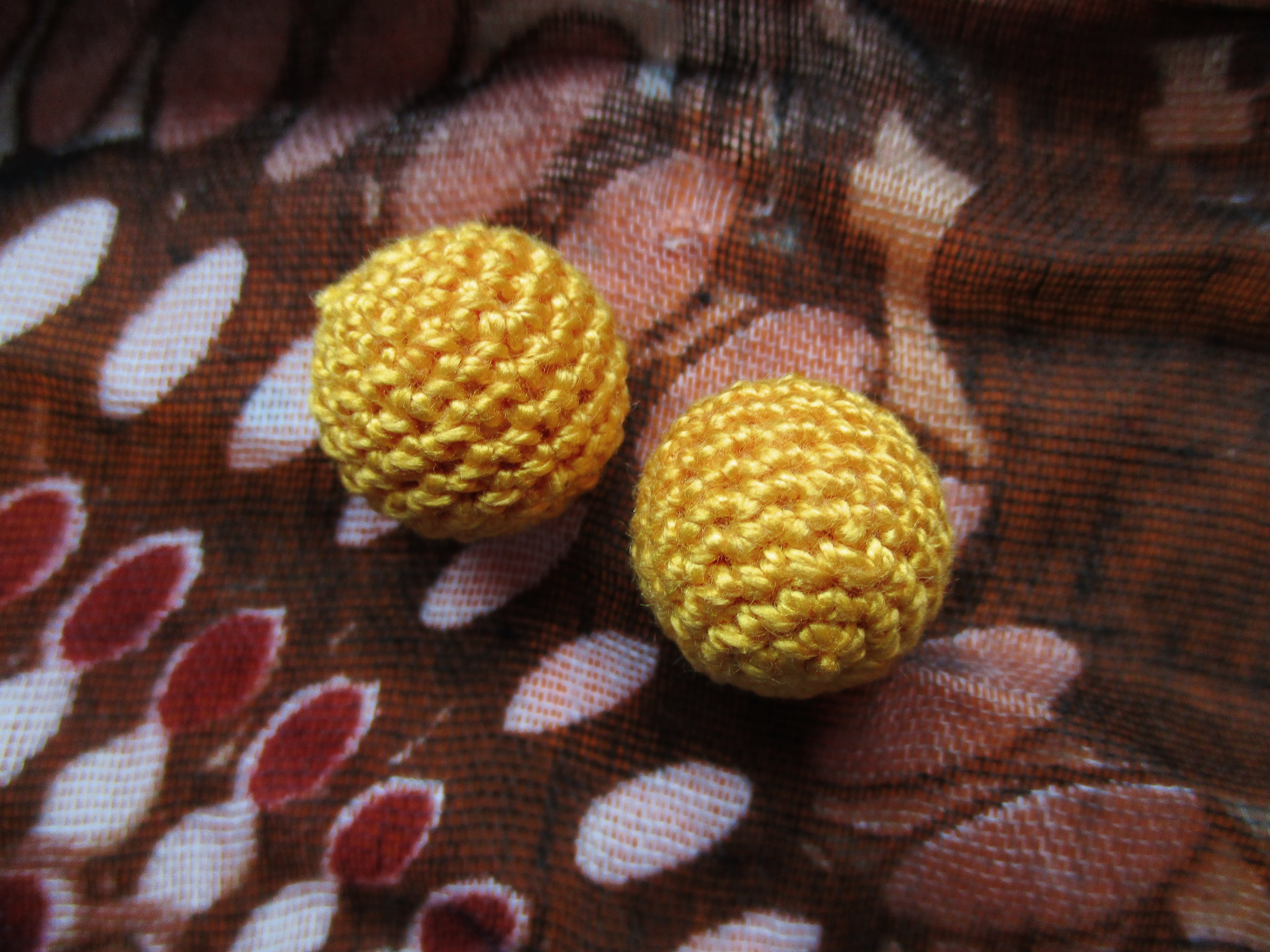 Horgolt fa gyöngy, golyó, sárga, 16 mm