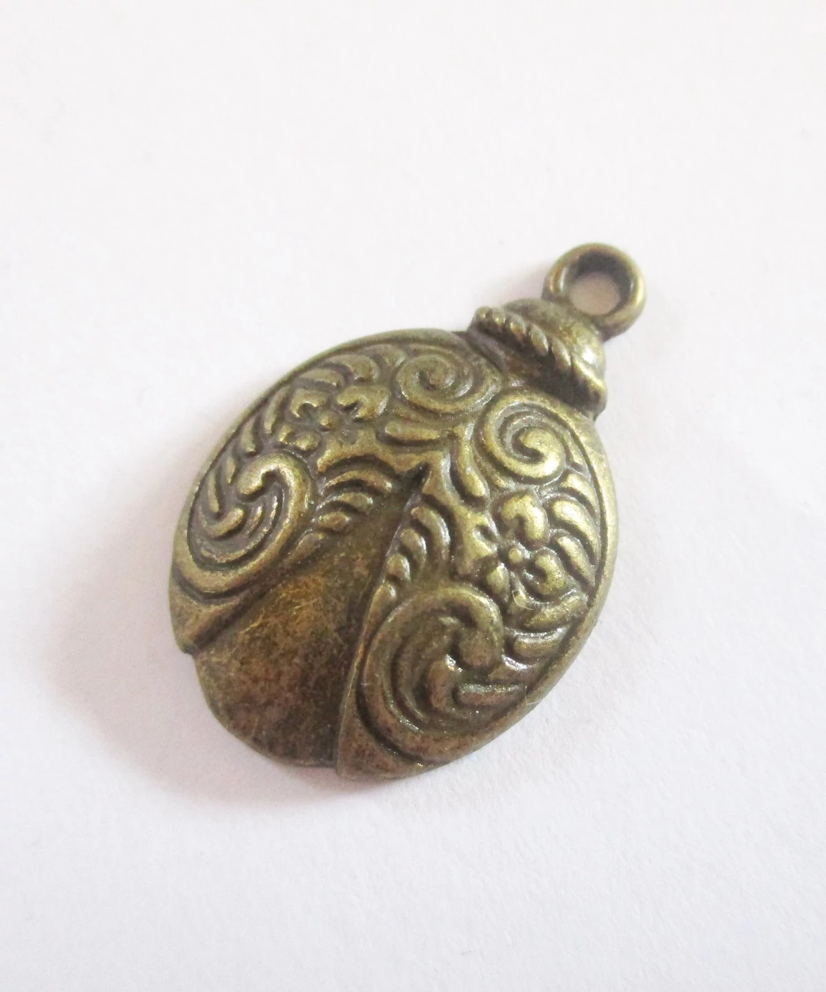Katicabogár fityegő, medál, antik bronz színű, 26x17 mm