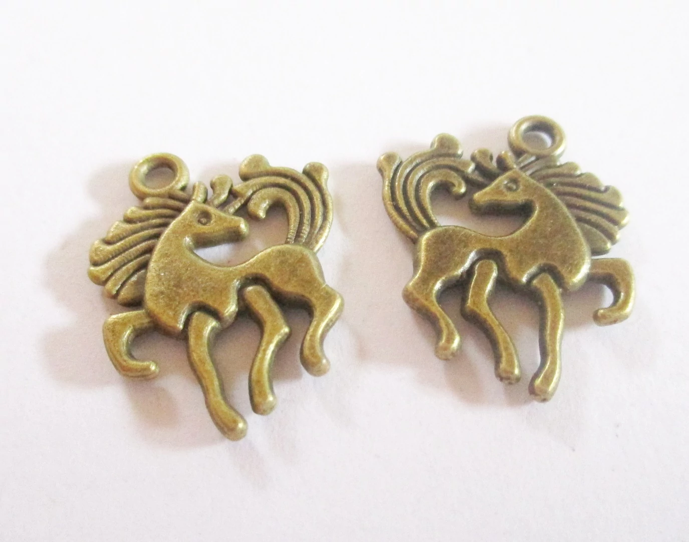 Ló, paci fityegő, medál, antik bronz színű, 20x16 mm