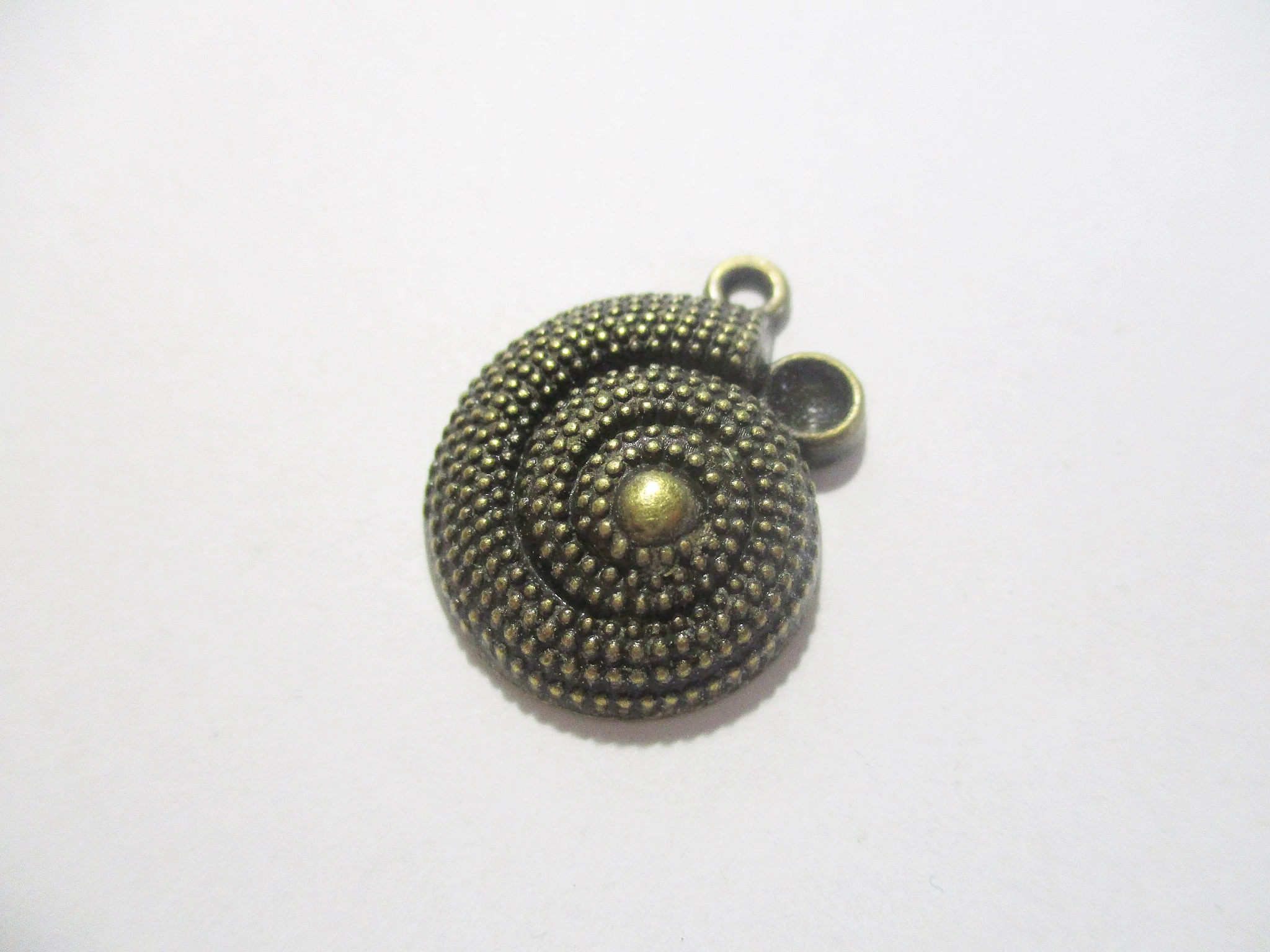 Csigaház, csiga fityegő, medál, antik bronz színű, 24x20 mm