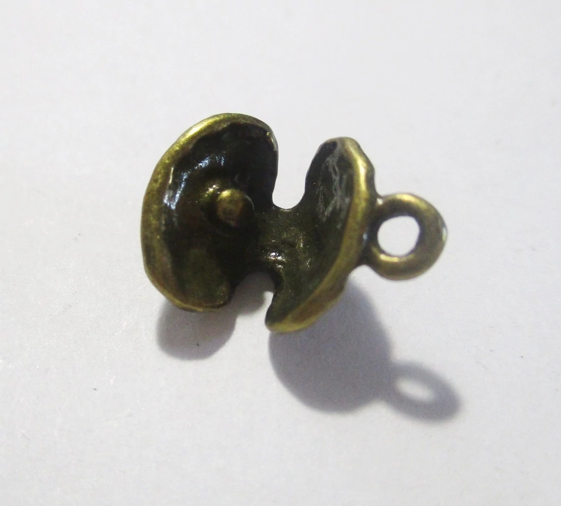 Kagyló fityegő, medál, antik bronz színű, 10x14x6 mm