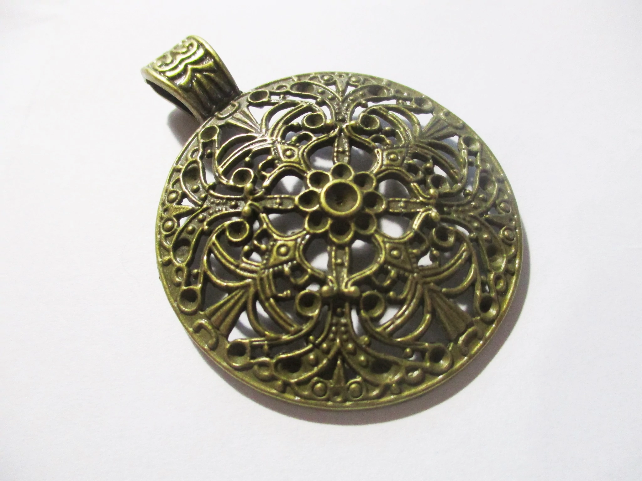 Díszes kerek medál, antik bronz színű, 45x59x10 mm