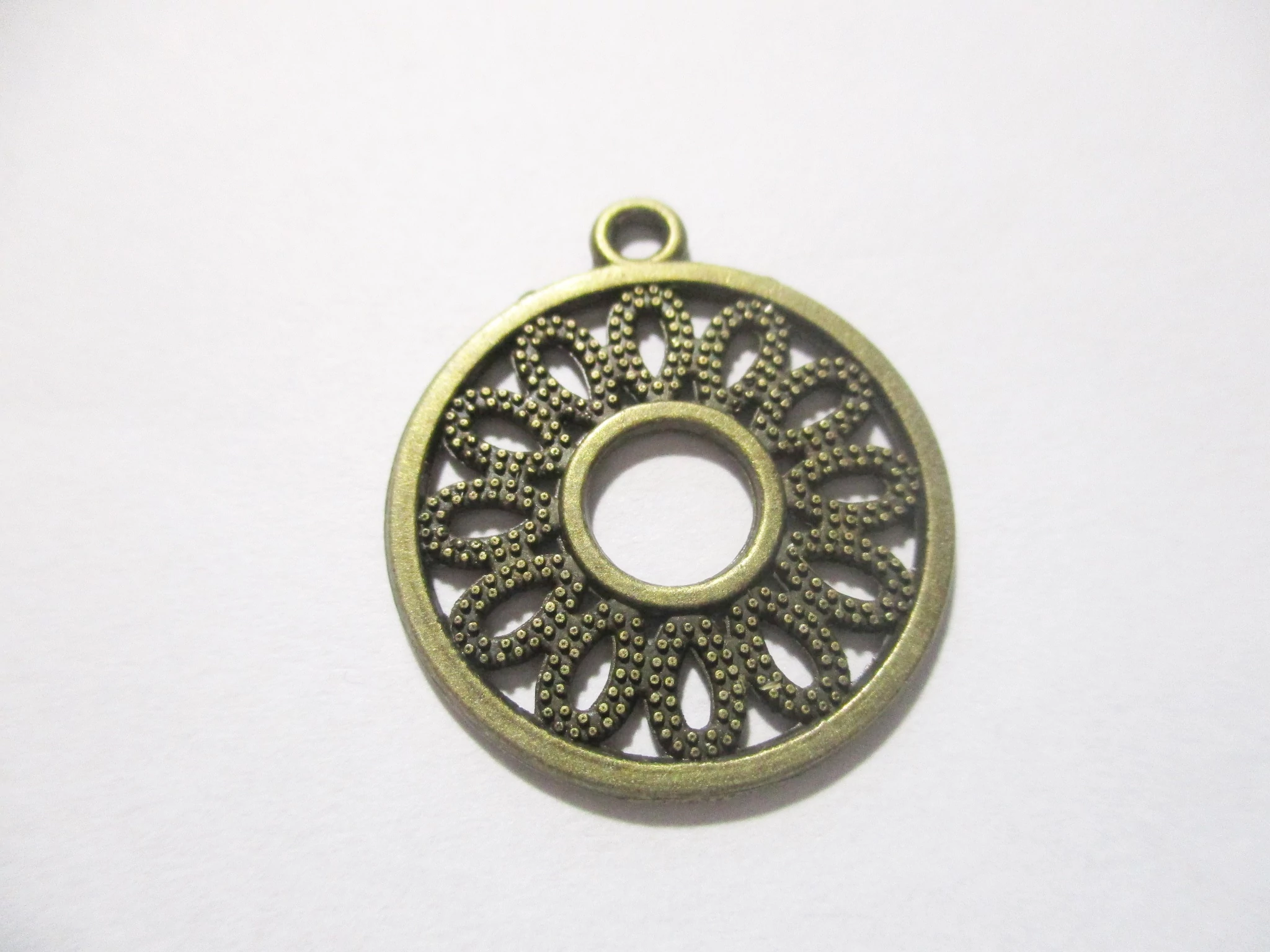 Kerek fityegő, medál, antik bronz színű, 24x21 mm