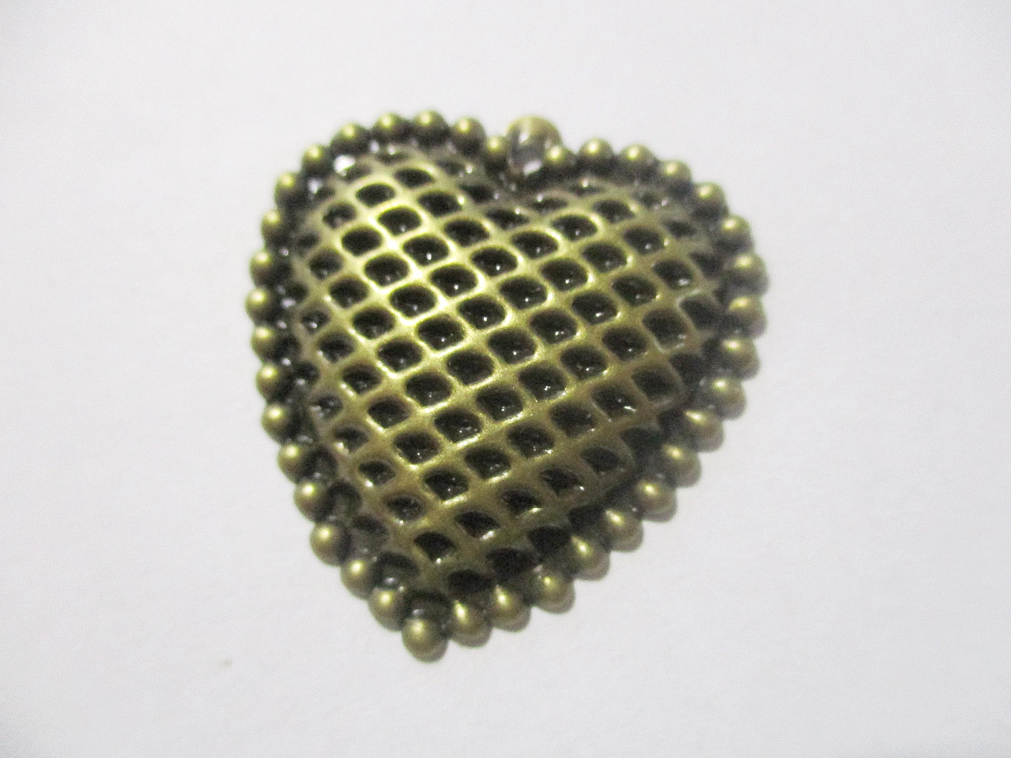 Domború szív fityegő, medál, antik bronz színű, 27x28 mm