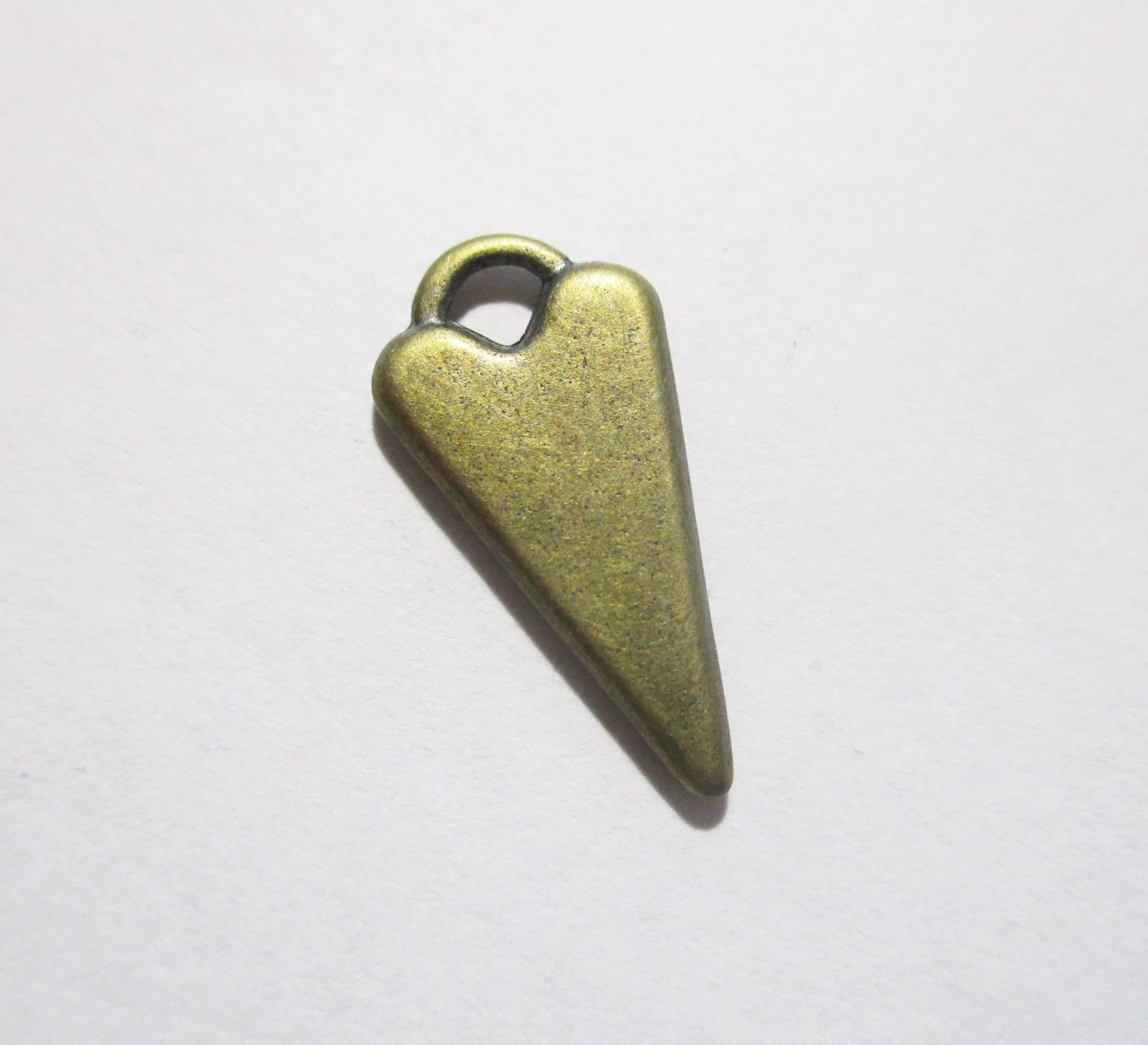 Szív fityegő, medál, antik bronz színű, 22x10 mm