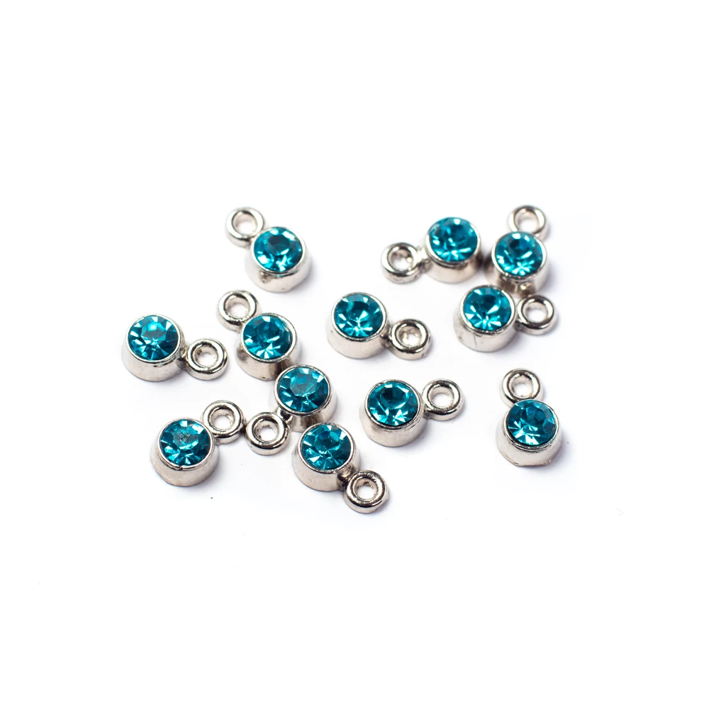 Világoskék strasszköves fityegő, medál, antik ezüst színű, 8x5x4 mm
