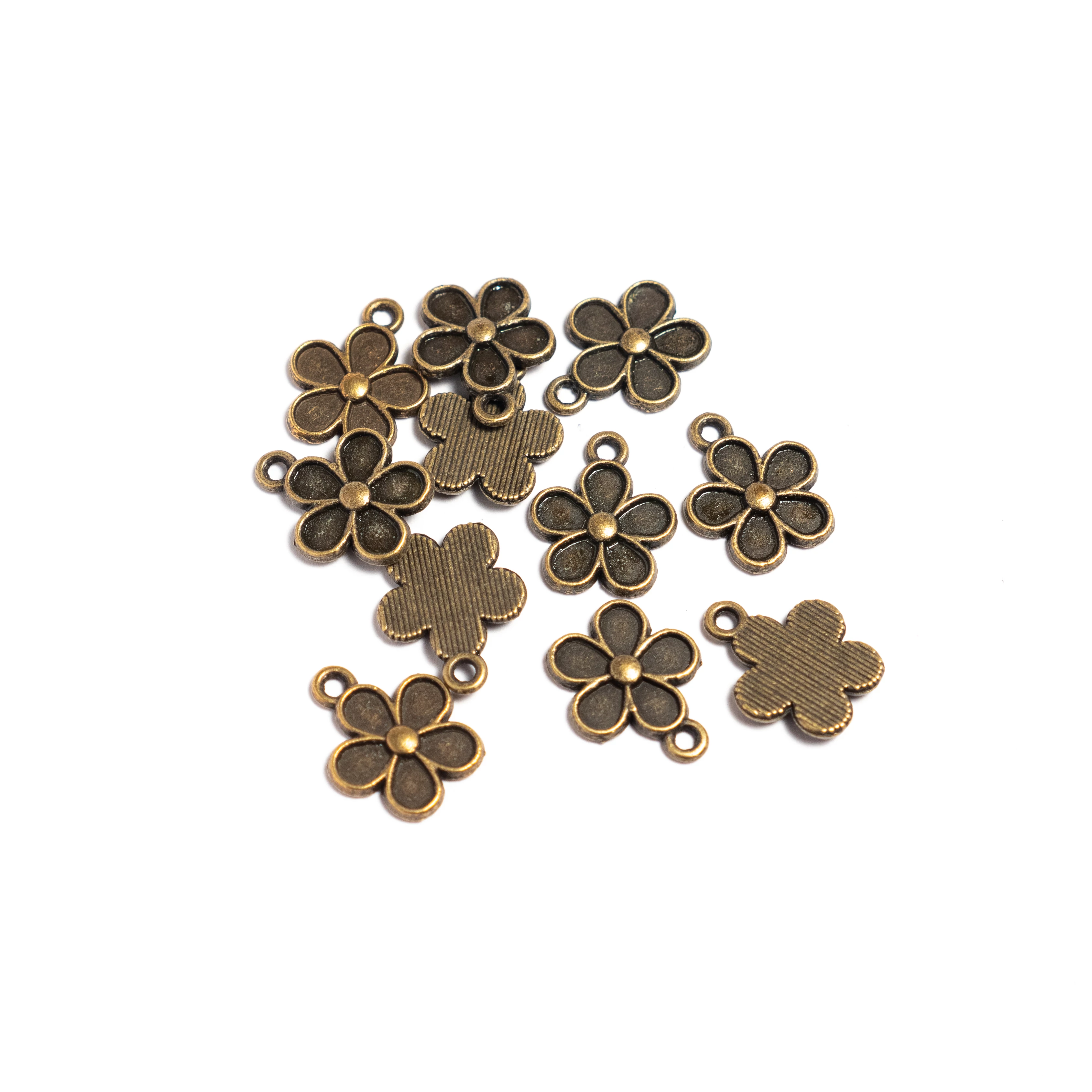 Virág fityegő, medál, antik bronz színű, 15x12 mm