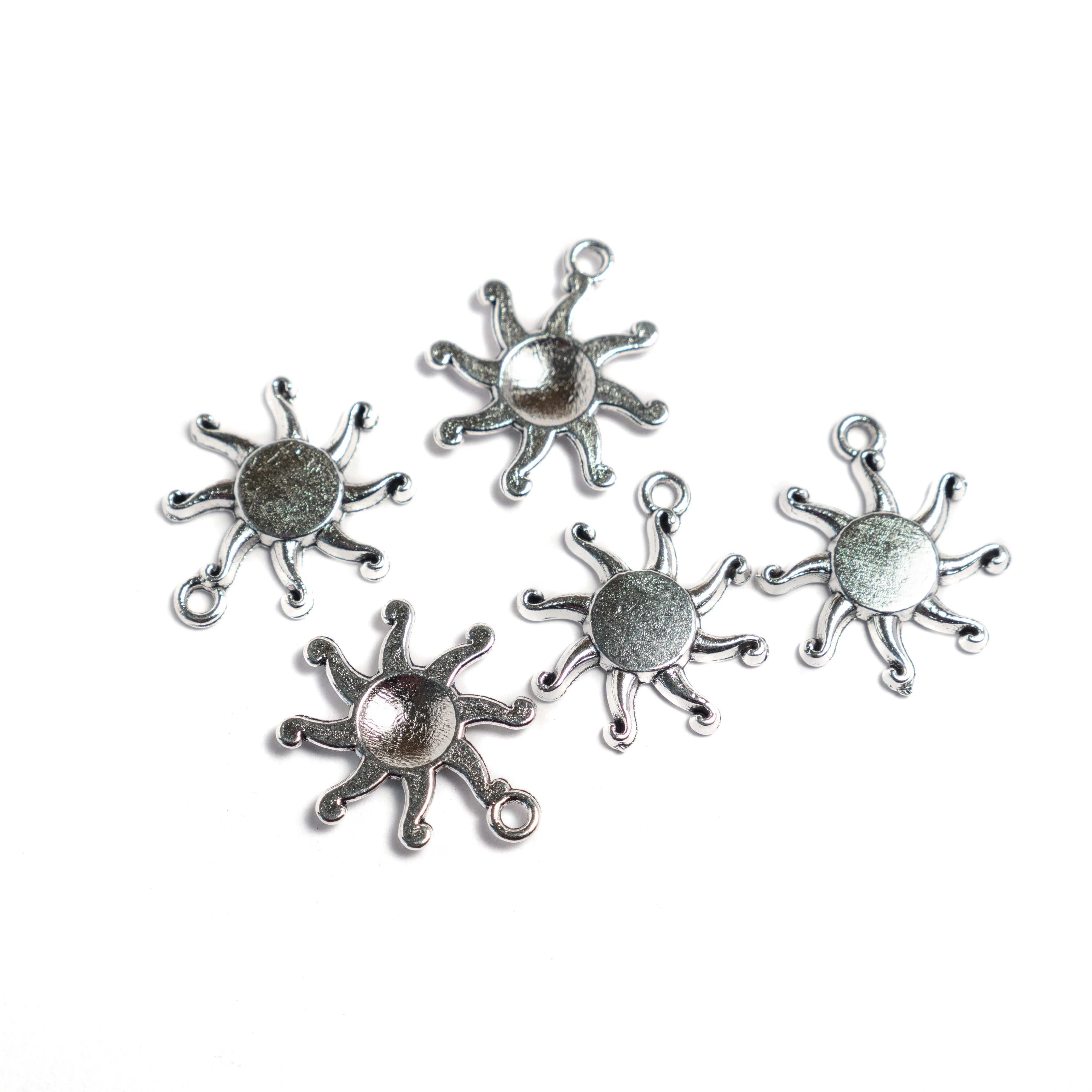 Nap fityegő, medál, antik ezüst színű, 19x16 mm