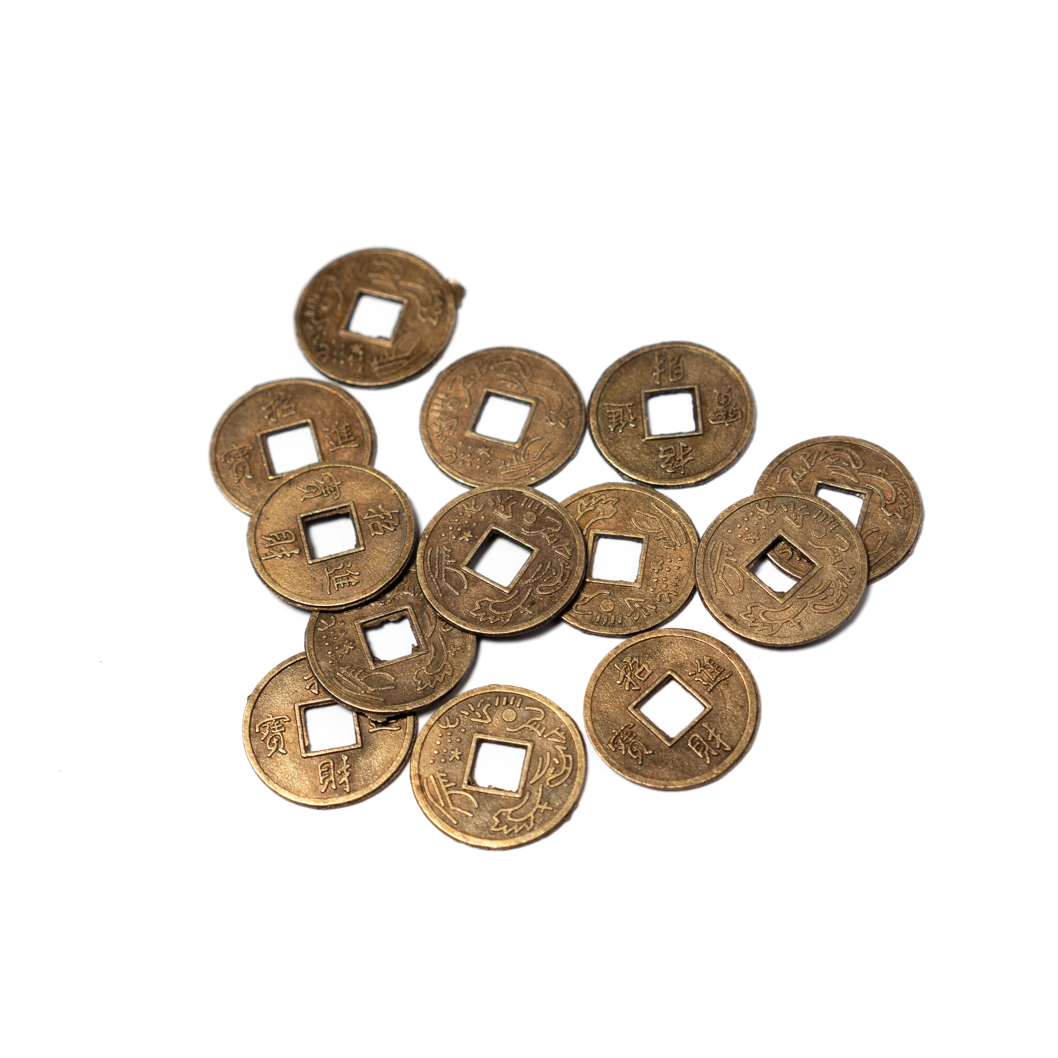 Kínai feng shui szerencse pénz, fityegő, medál, antik bronz színű, 14 mm