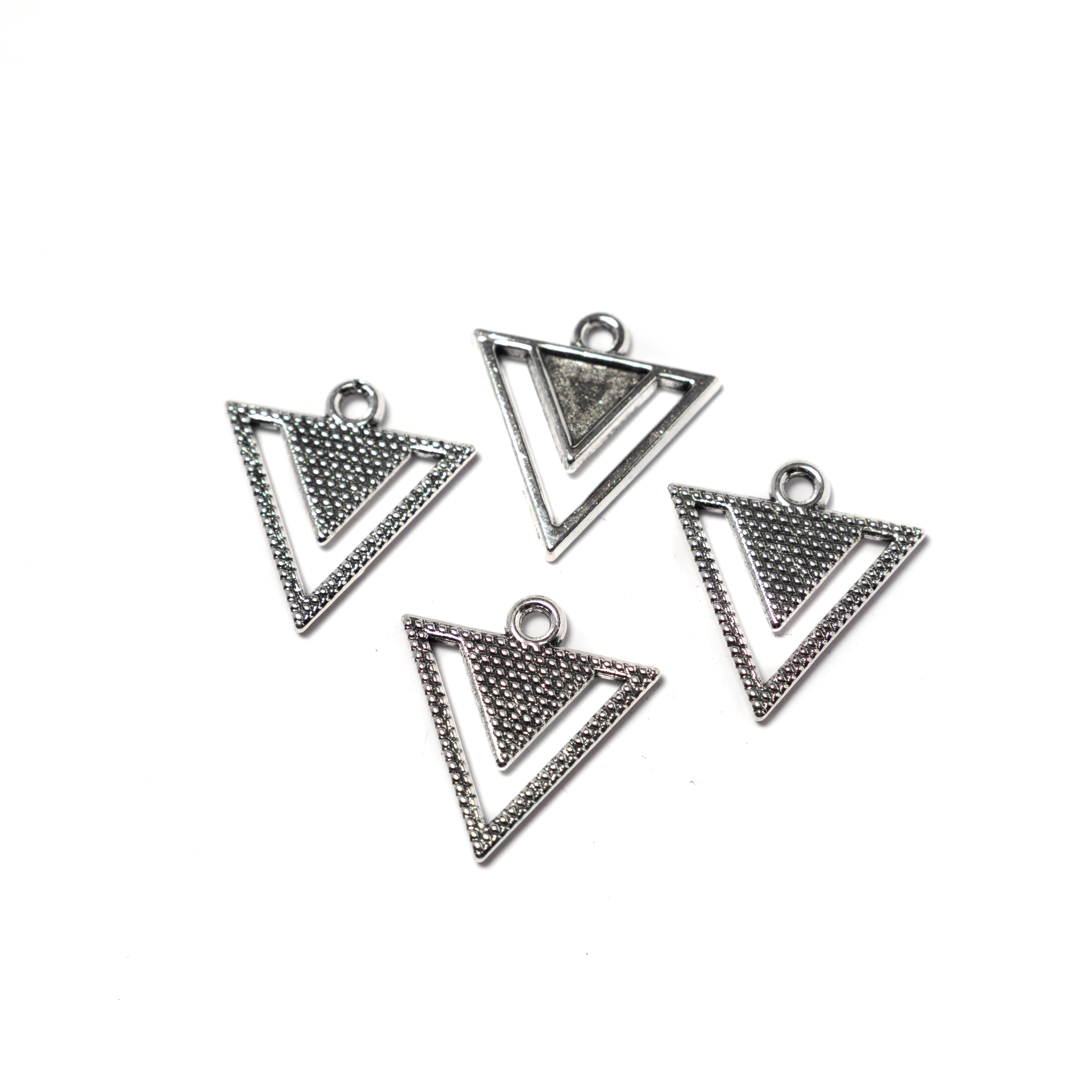 Háromszög fityegő, medál, antik ezüst színű, 19x17 mm