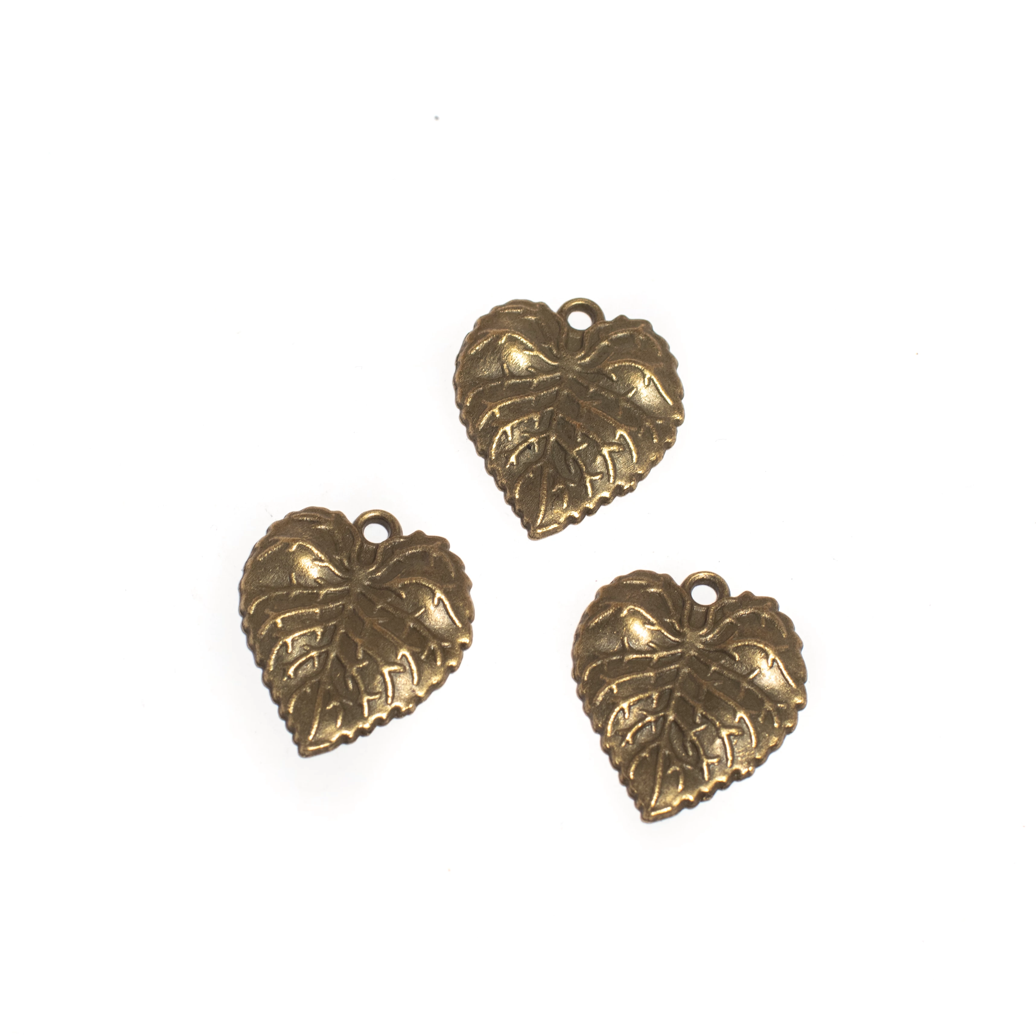 Levél fityegő, medál, antik bronz színű, 25x21 mm