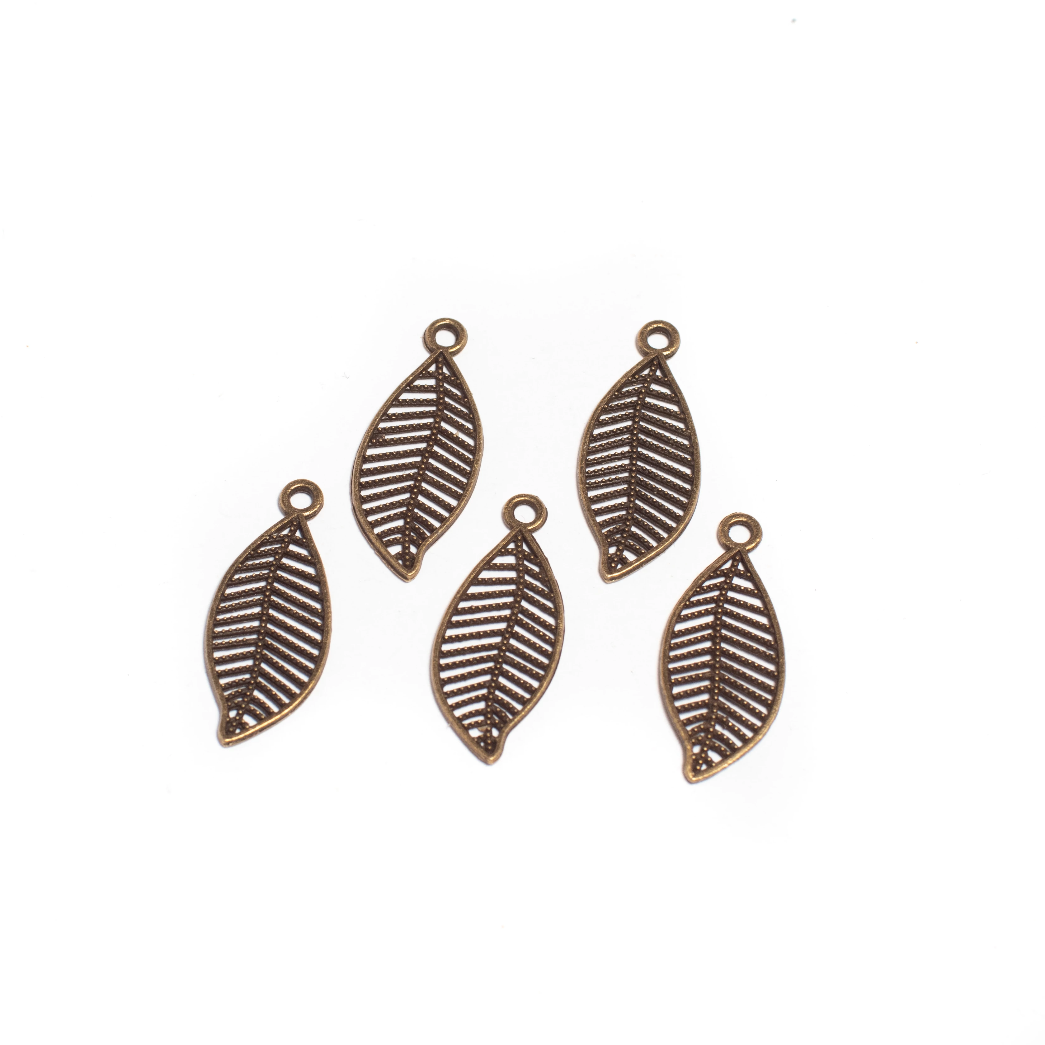 Levél fityegő, medál, antik bronz színű, 27x11 mm