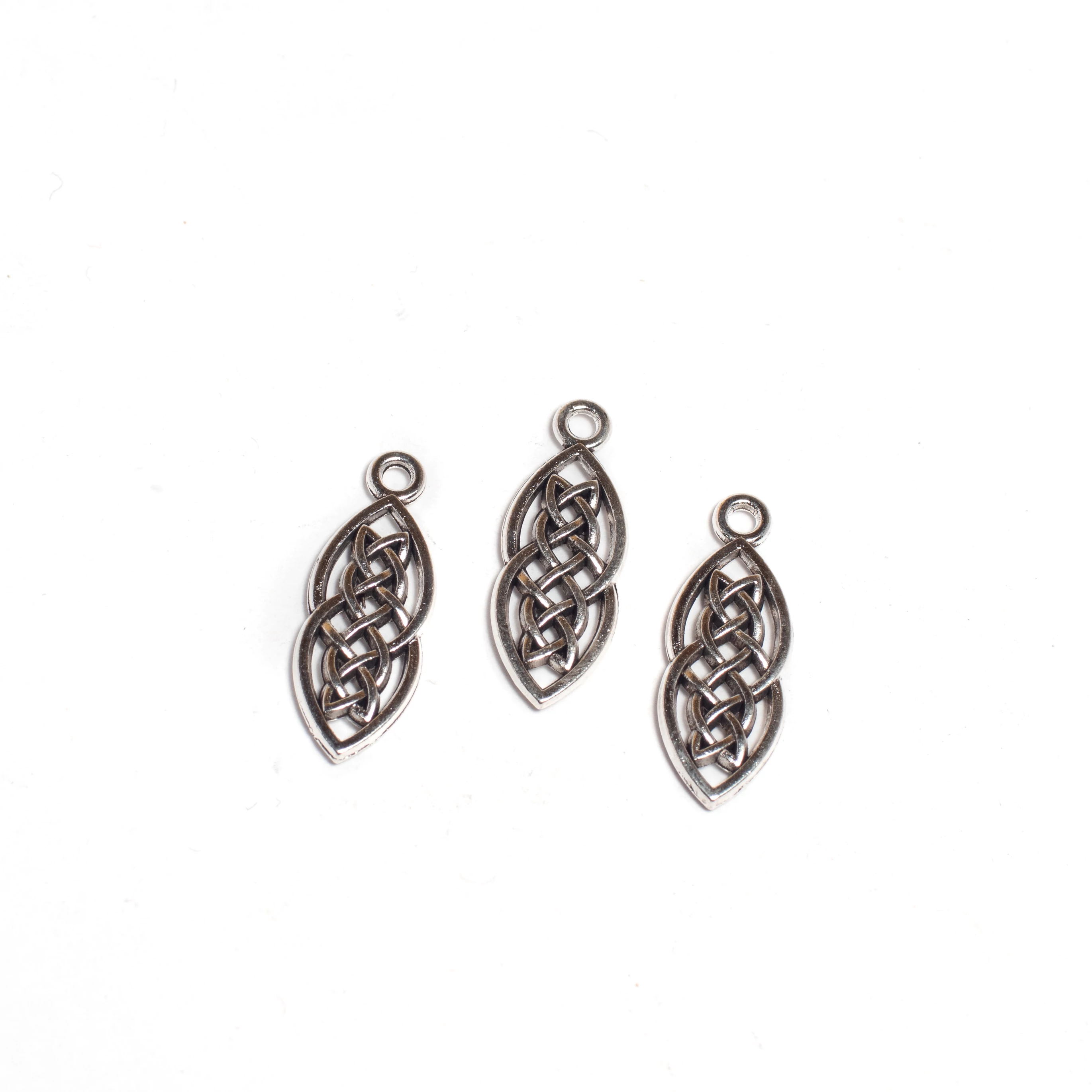 Kelta csomó fityegő, medál, antik ezüst színű, 25x10 mm