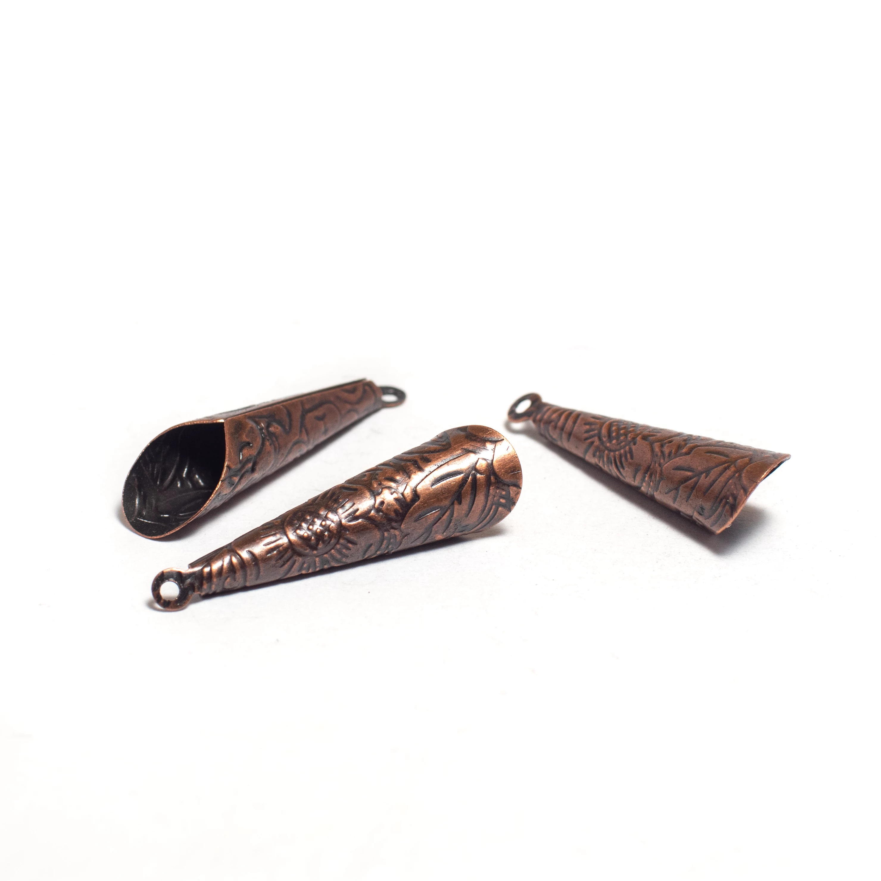 Mintás kúp gyöngykupak, végzáró, bojt kupak, bőr vég, vörösréz színű, 32x8 mm