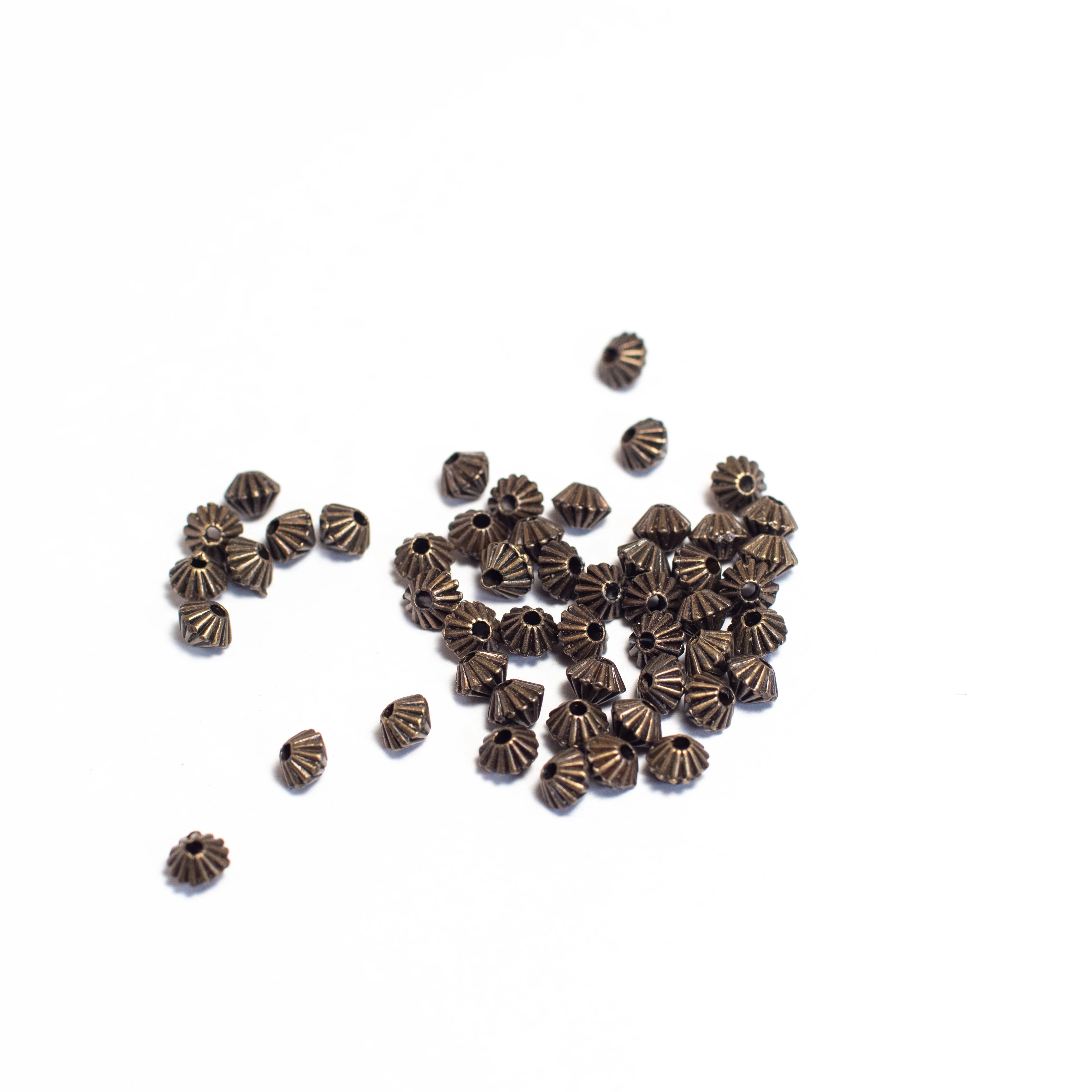 Csíkos bicone köztes, antik bronz színű, 5 mm, 50 db/cs