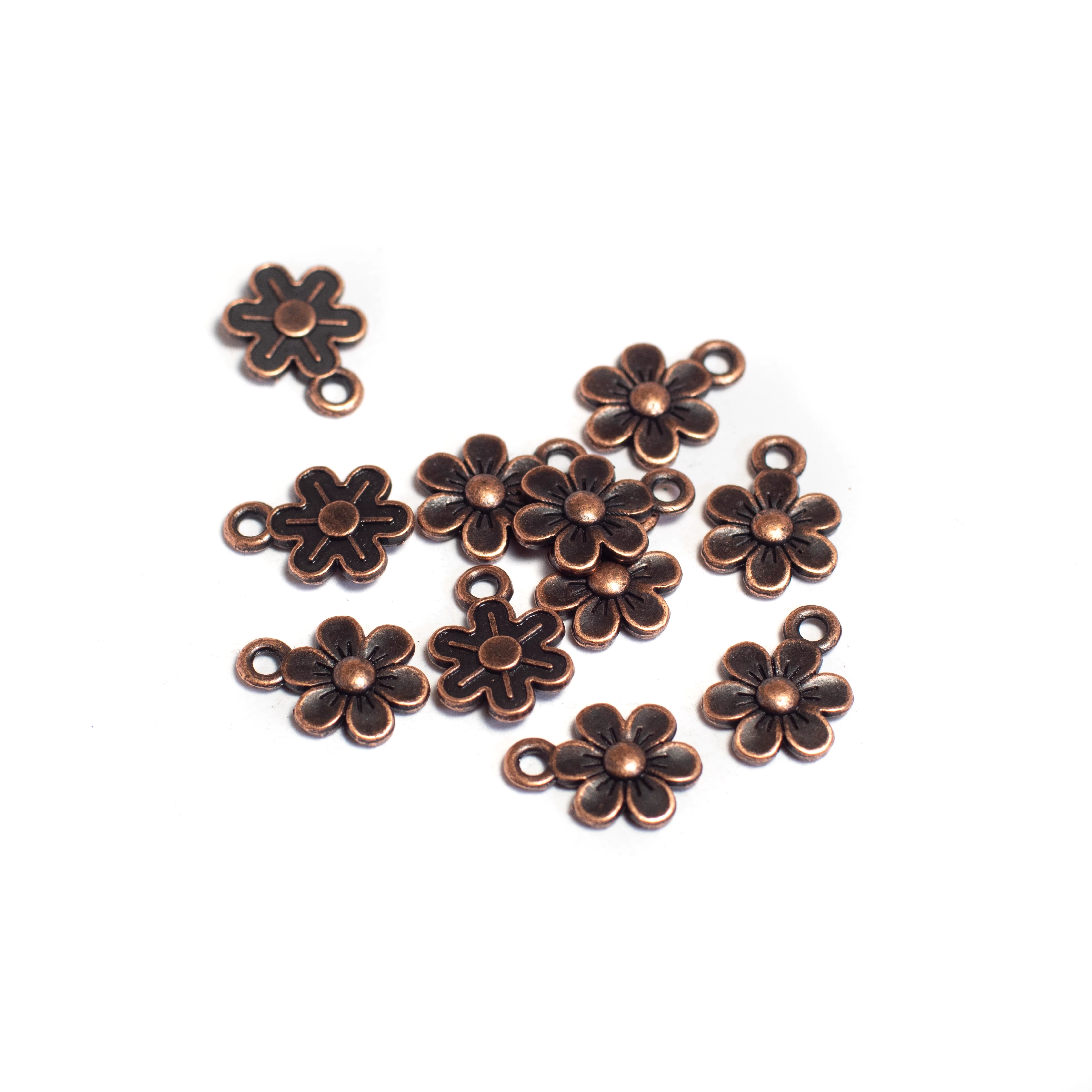 Virág fityegő, medál, vörösréz színű, 19x10 mm