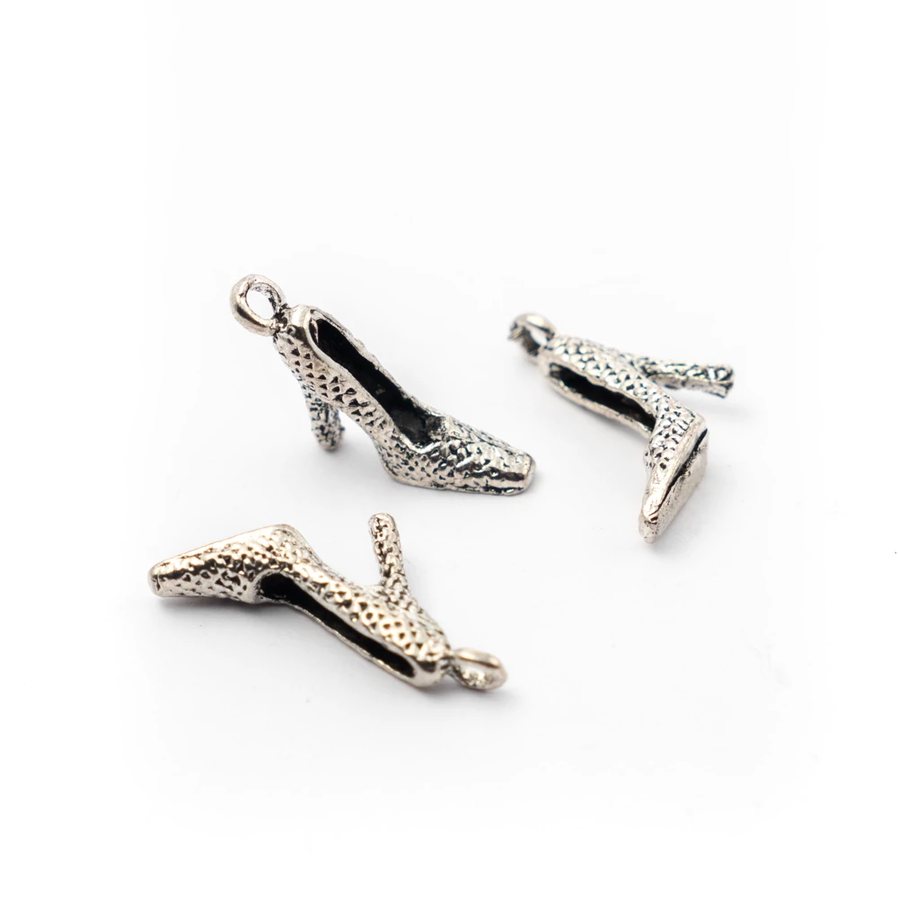 Magassarkú cipő fityegő, medál, antik ezüst színű, 20x15x5 mm