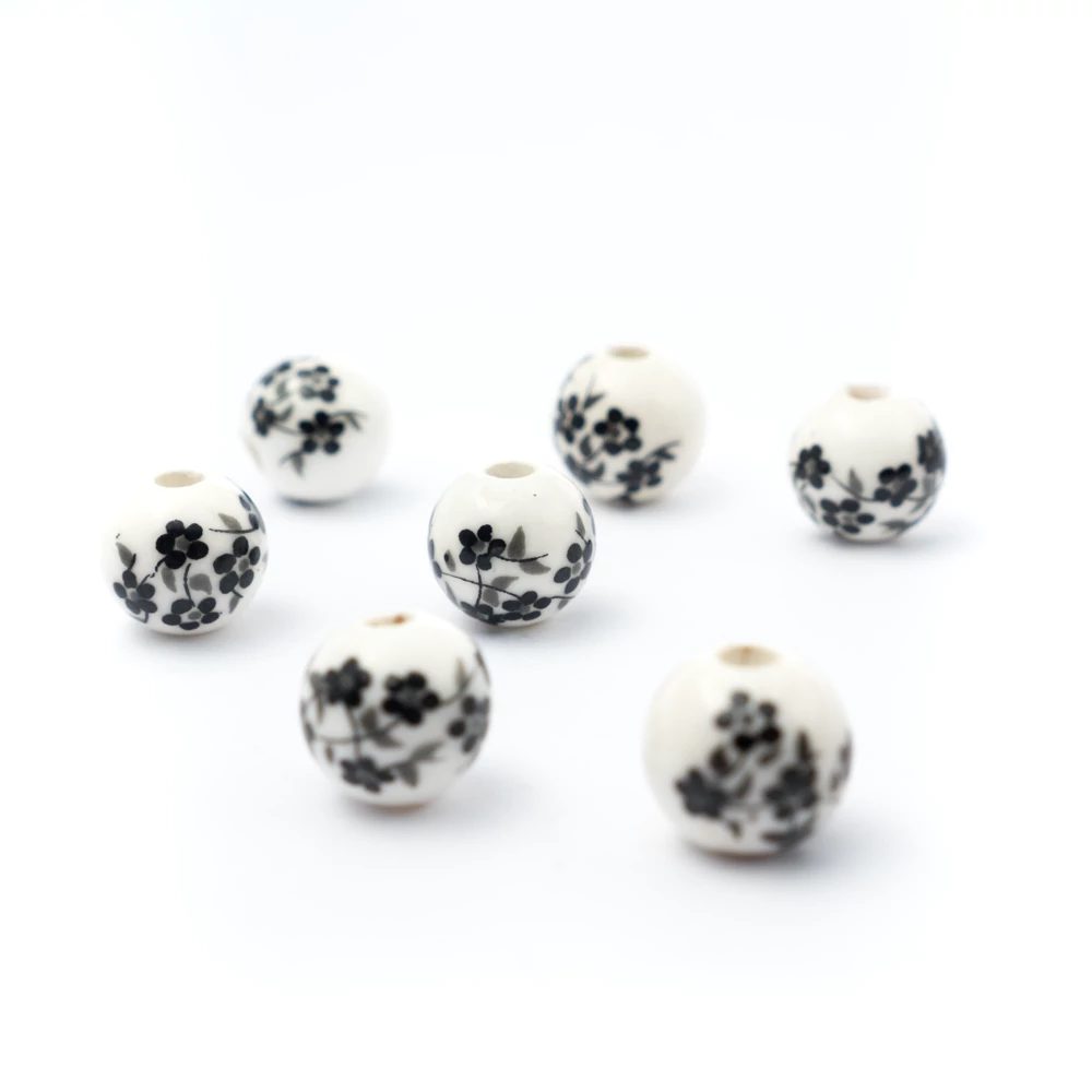 Fekete virág mintás kerek porcelán gyöngy, 10 mm