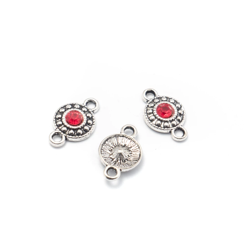 Piros strasszköves összekötő, antik ezüst színű, 18x11 mm