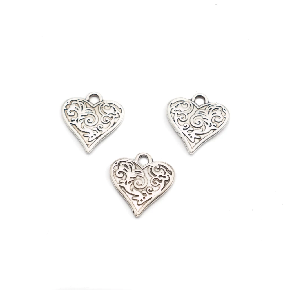Díszes szív fityegő, medál, antik ezüst színű, 15x16 mm