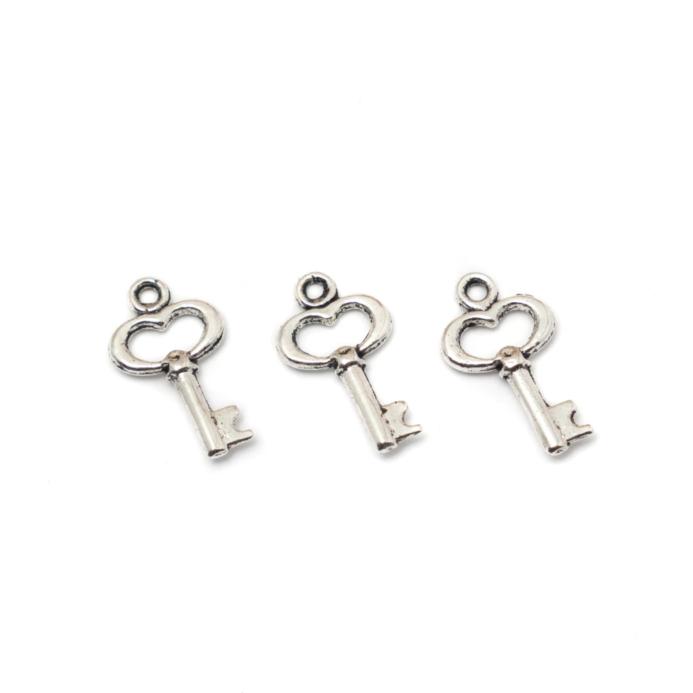 Pici kulcs fityegő, medál, antik ezüst színű, 15x9 mm