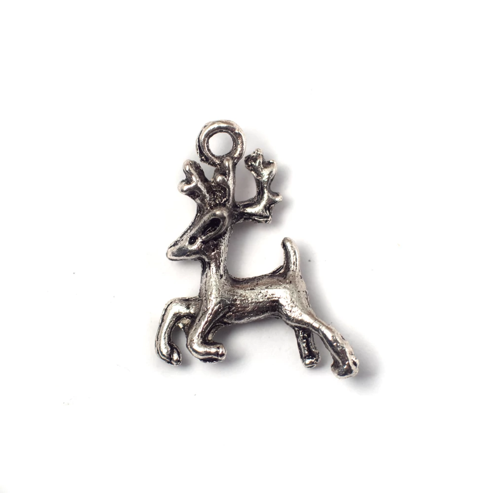 Szarvas fityegő medál, antik ezüst színű, 16x20x6 mm