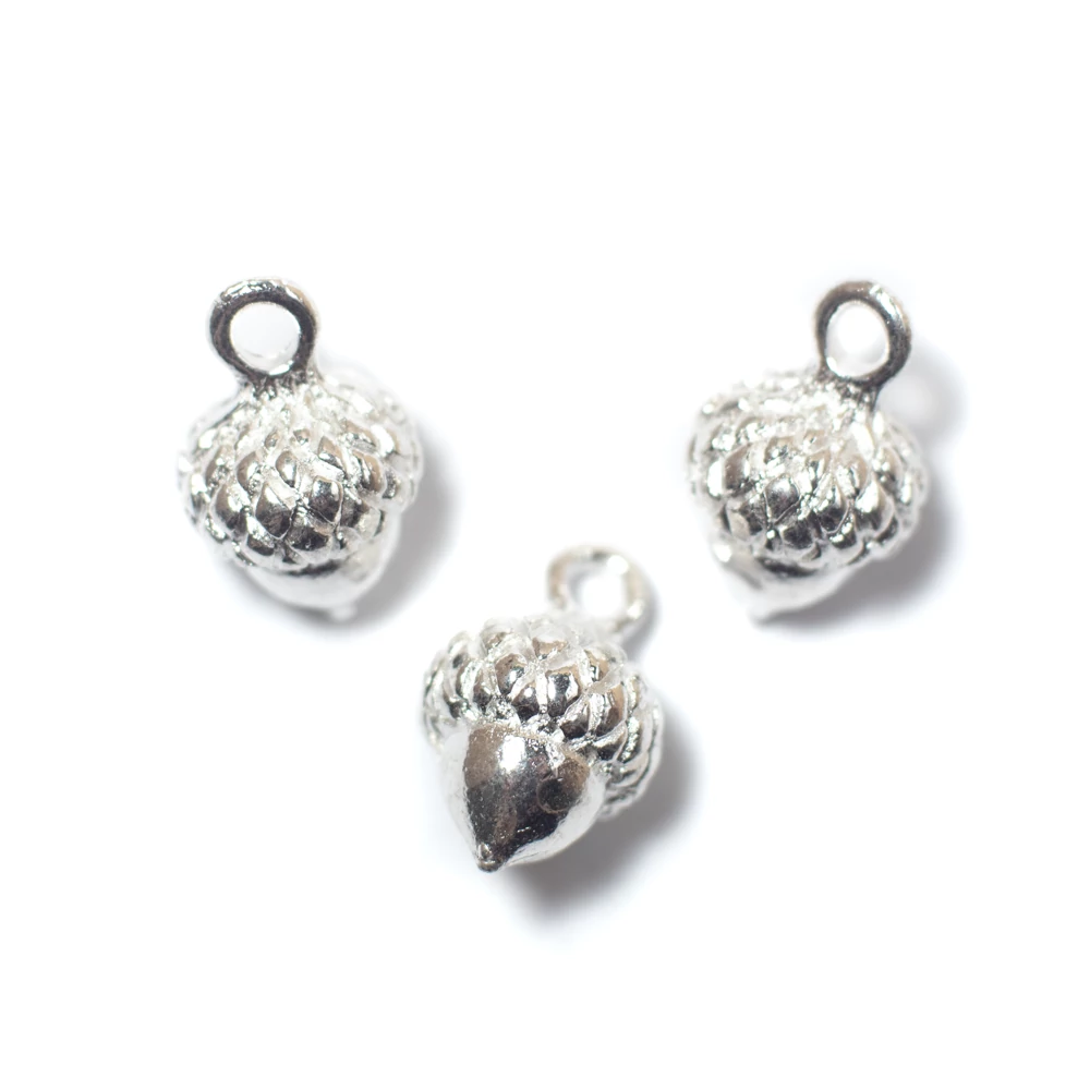 Makk fityegő, medál, ezüst színű, 15x10 mm