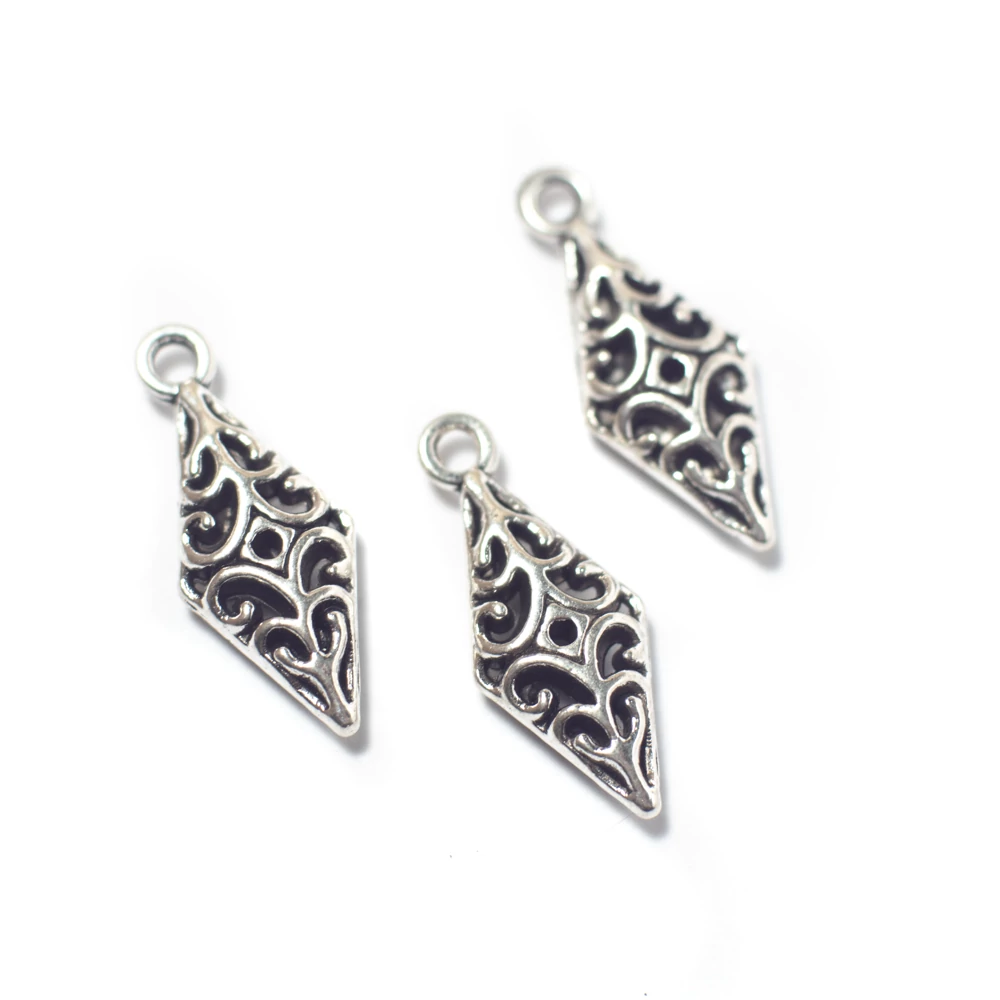 Áttört rombusz fityegő, medál, antik ezüst színű, 22x9x4 mm