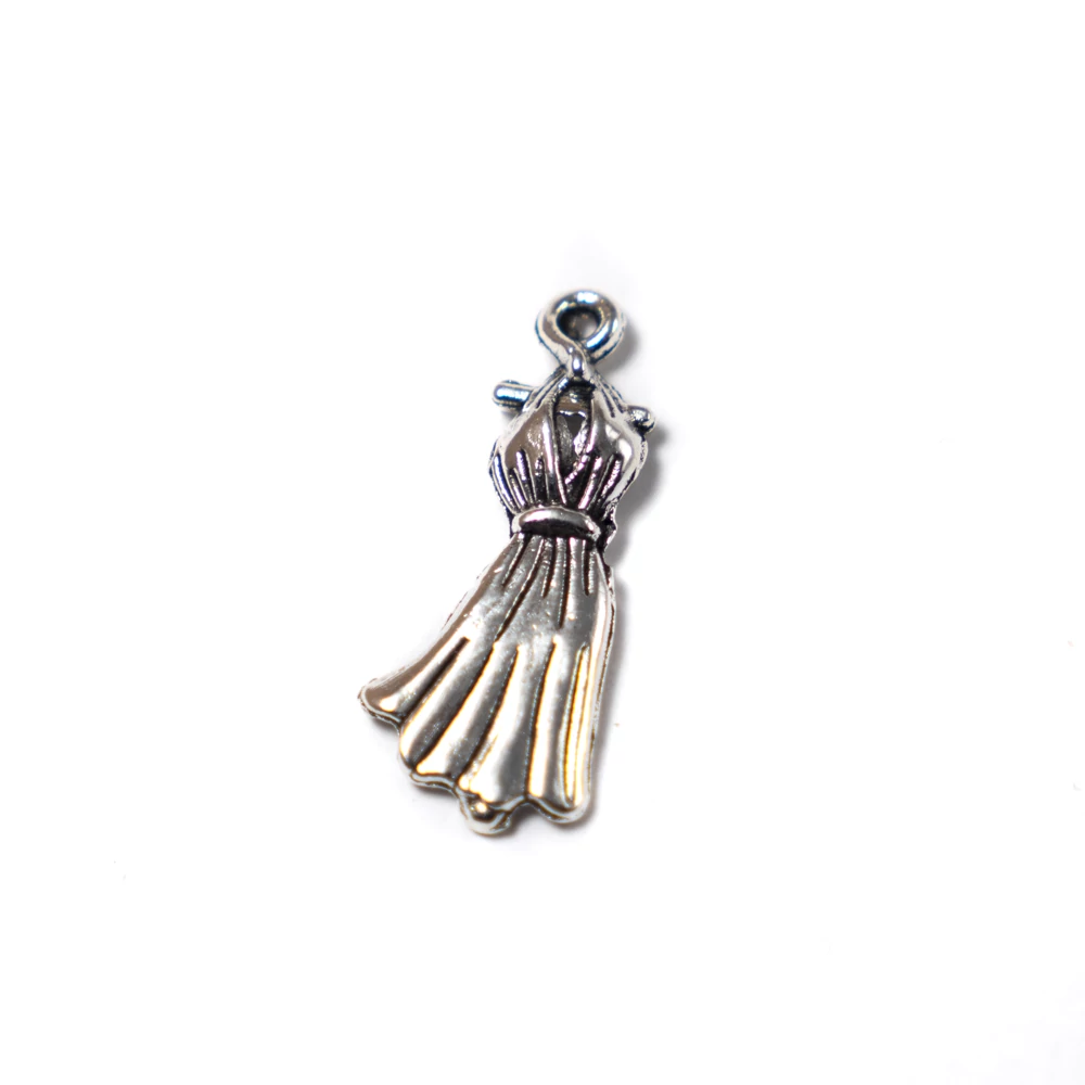 Ruha fityegő, medál, antik ezüst színű, 25x10 mm