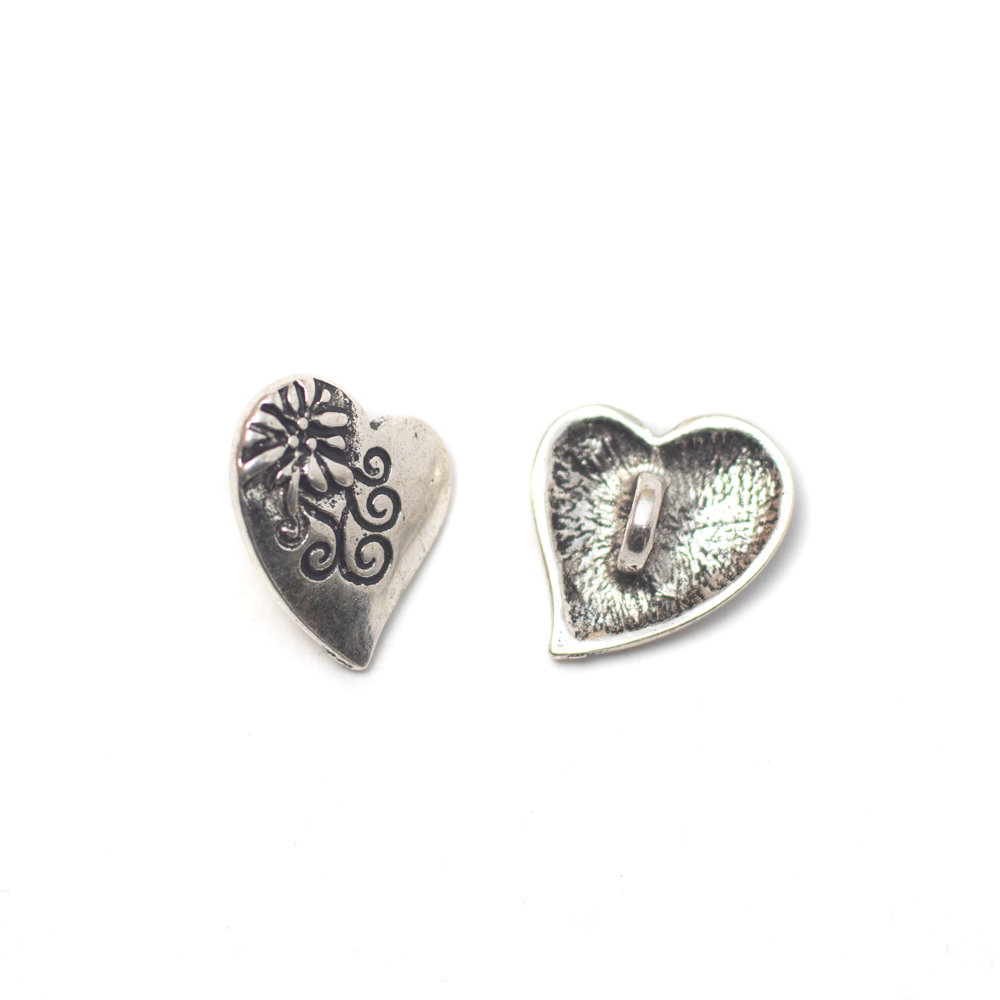Mintás, szív alakú, antik ezüst színű fém gomb, 17x20 mm