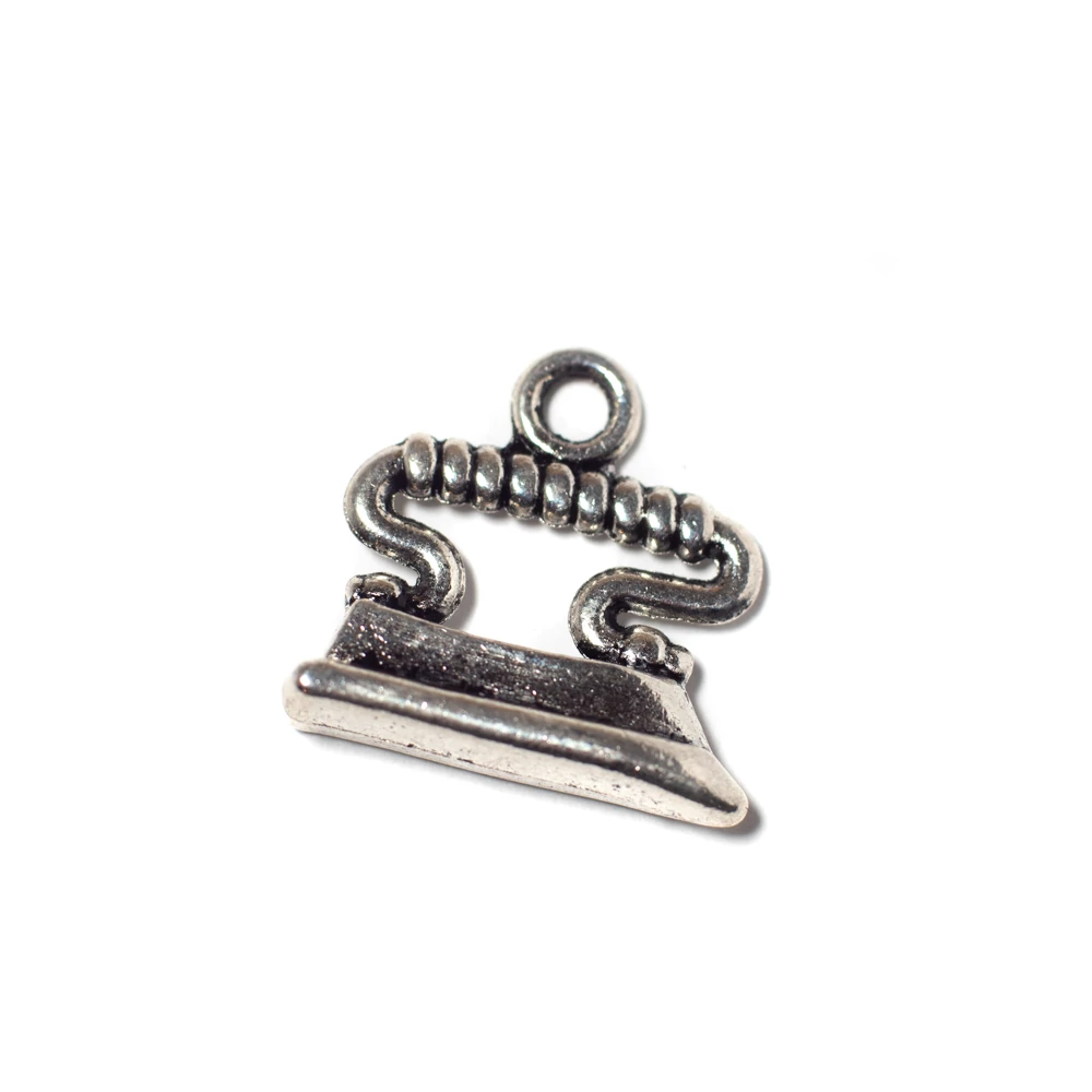 Vasaló fityegő, medál, antik ezüst színű, 18x17x5 mm
