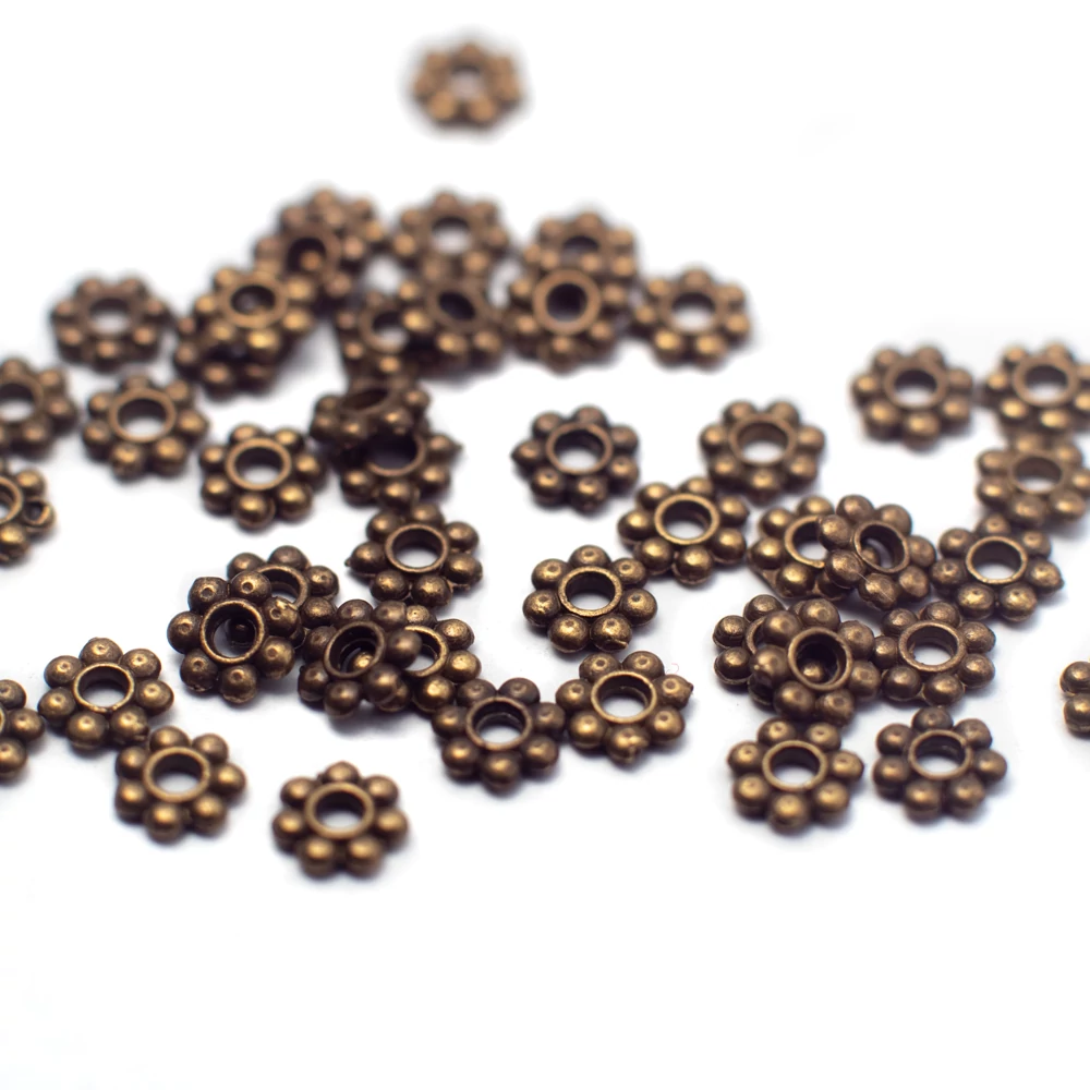 Kis virág köztes, antik bronz színű, 4 mm, 50 db/cs