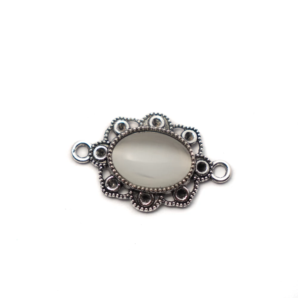 Ovális összekötő, fehér macskaszem kabosonnal, antik ezüst színű, 29x18 mm