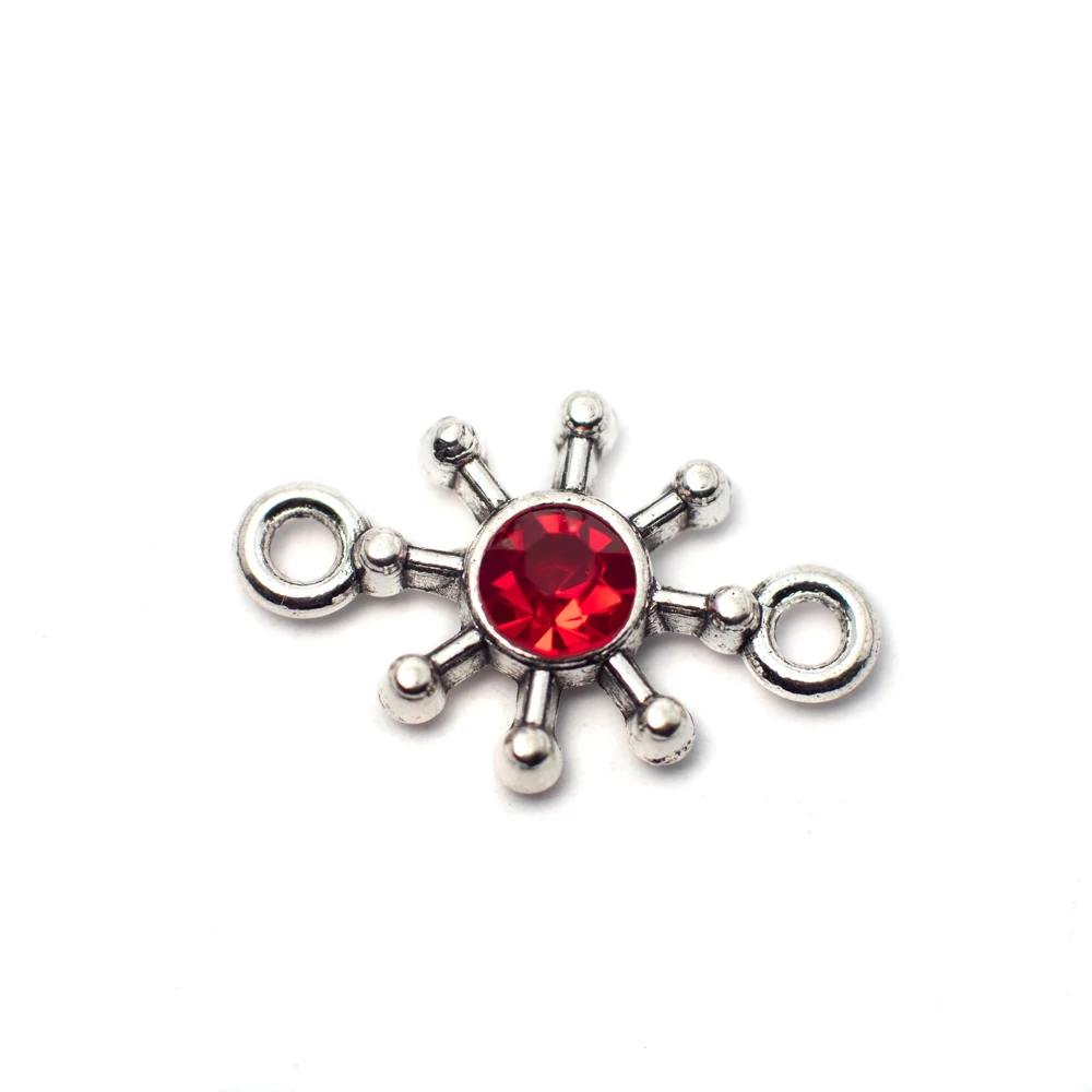 Összekötő piros strasszkővel, antik ezüst színű, 21x13 mm