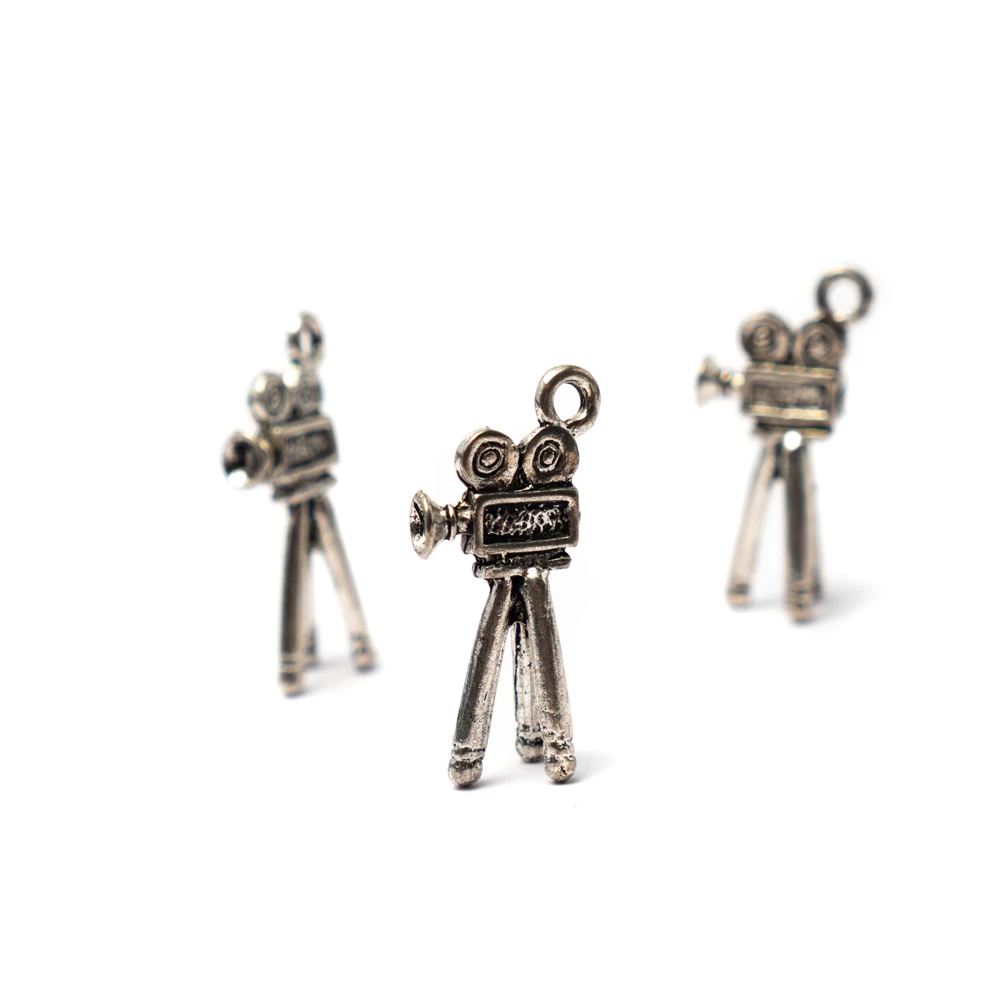 Kamera fityegő, medál, antik ezüst színű, 28x11x7 mm