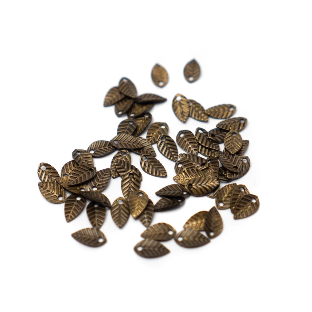 Pici levél fityegő, medál, antik bronz színű, 7x4 mm