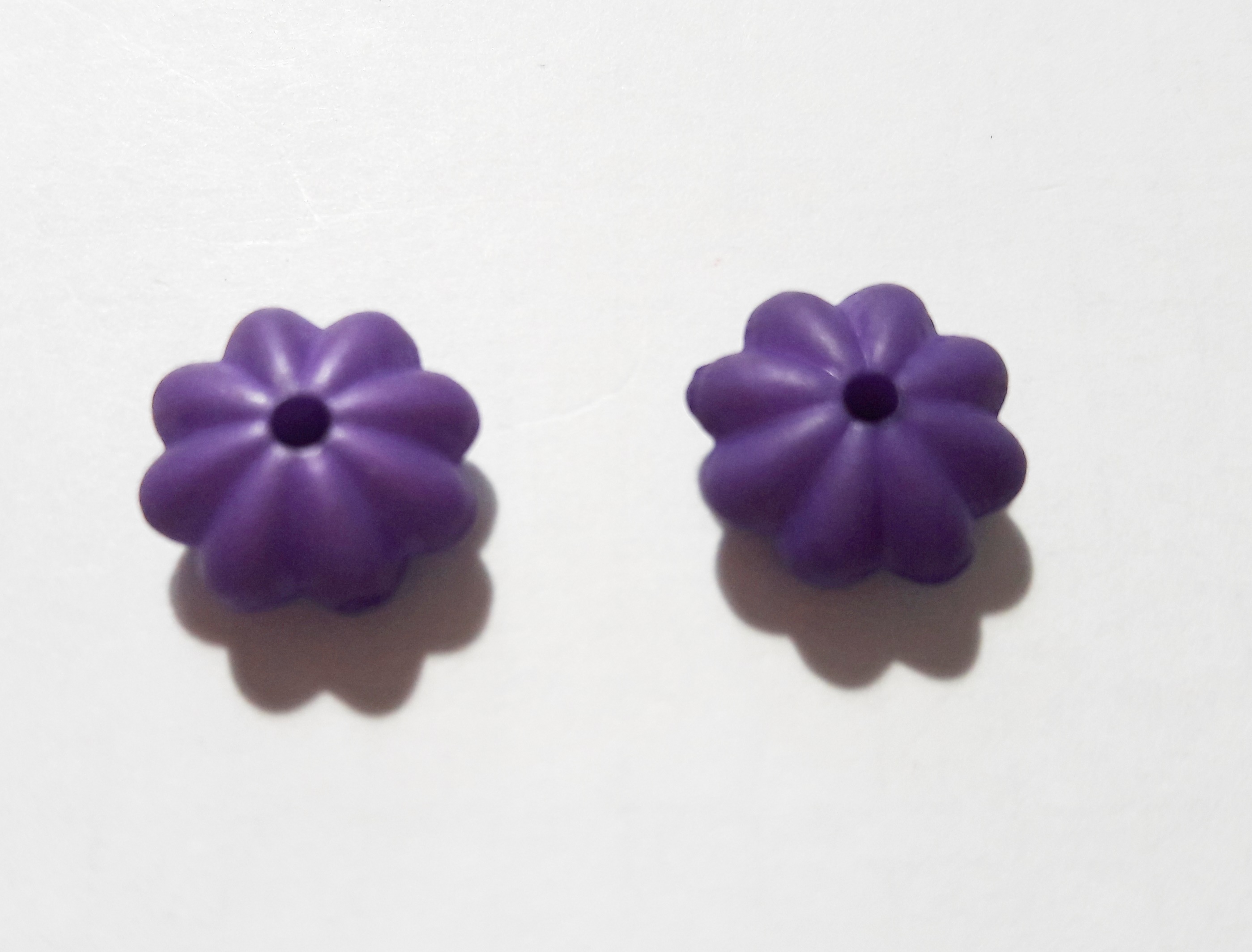 Lila virág gyöngy, köztes, 12x6 mm