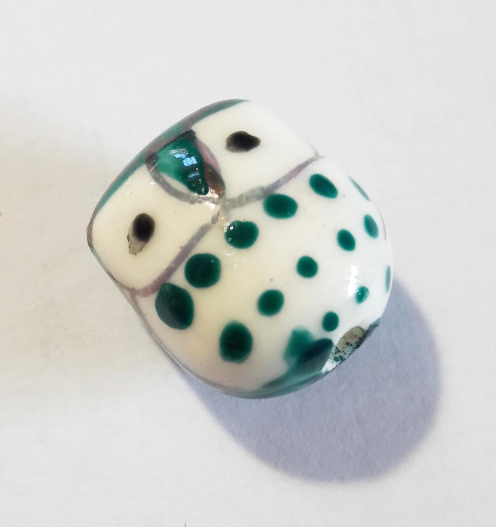 Fehér zöld bagoly porcelán gyöngy, 15x14x15 mm