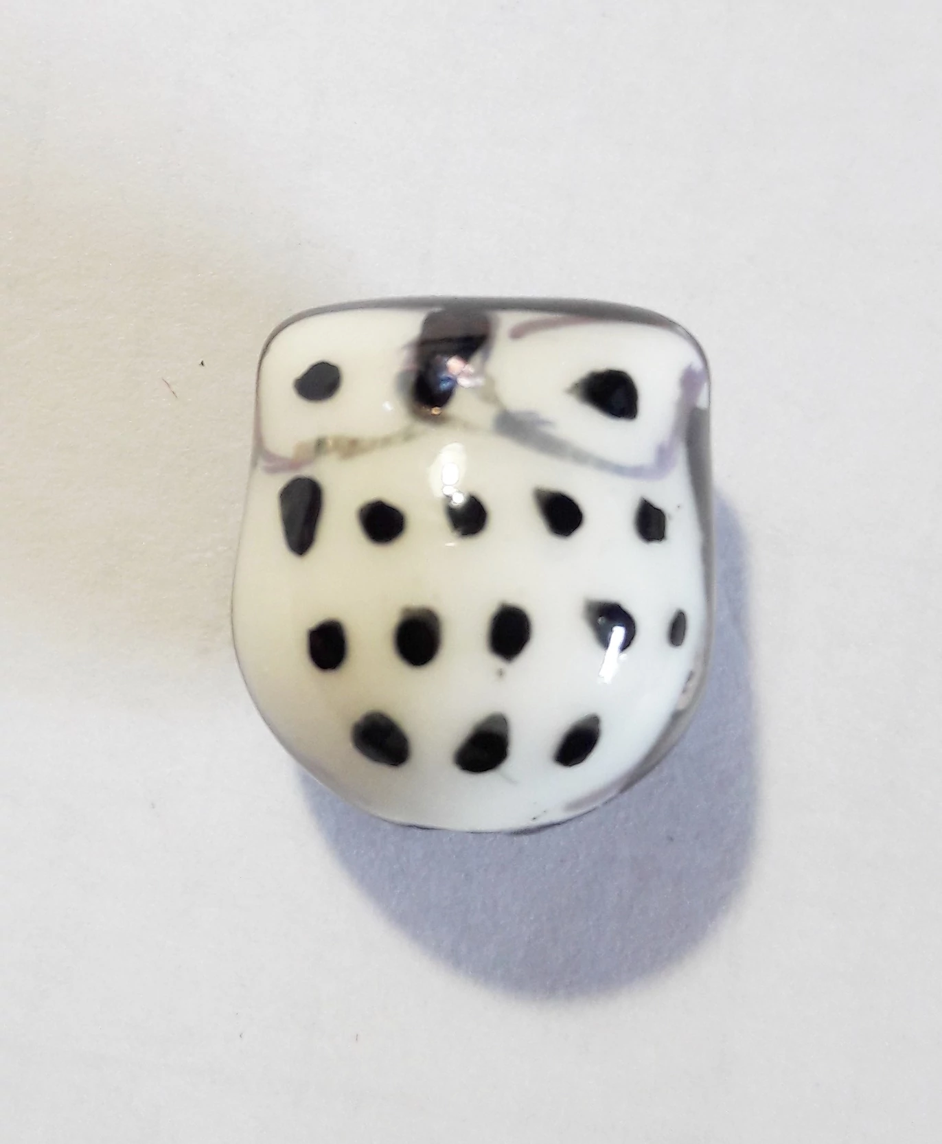 Fehér fekete bagoly porcelán gyöngy, 15x14x15 mm