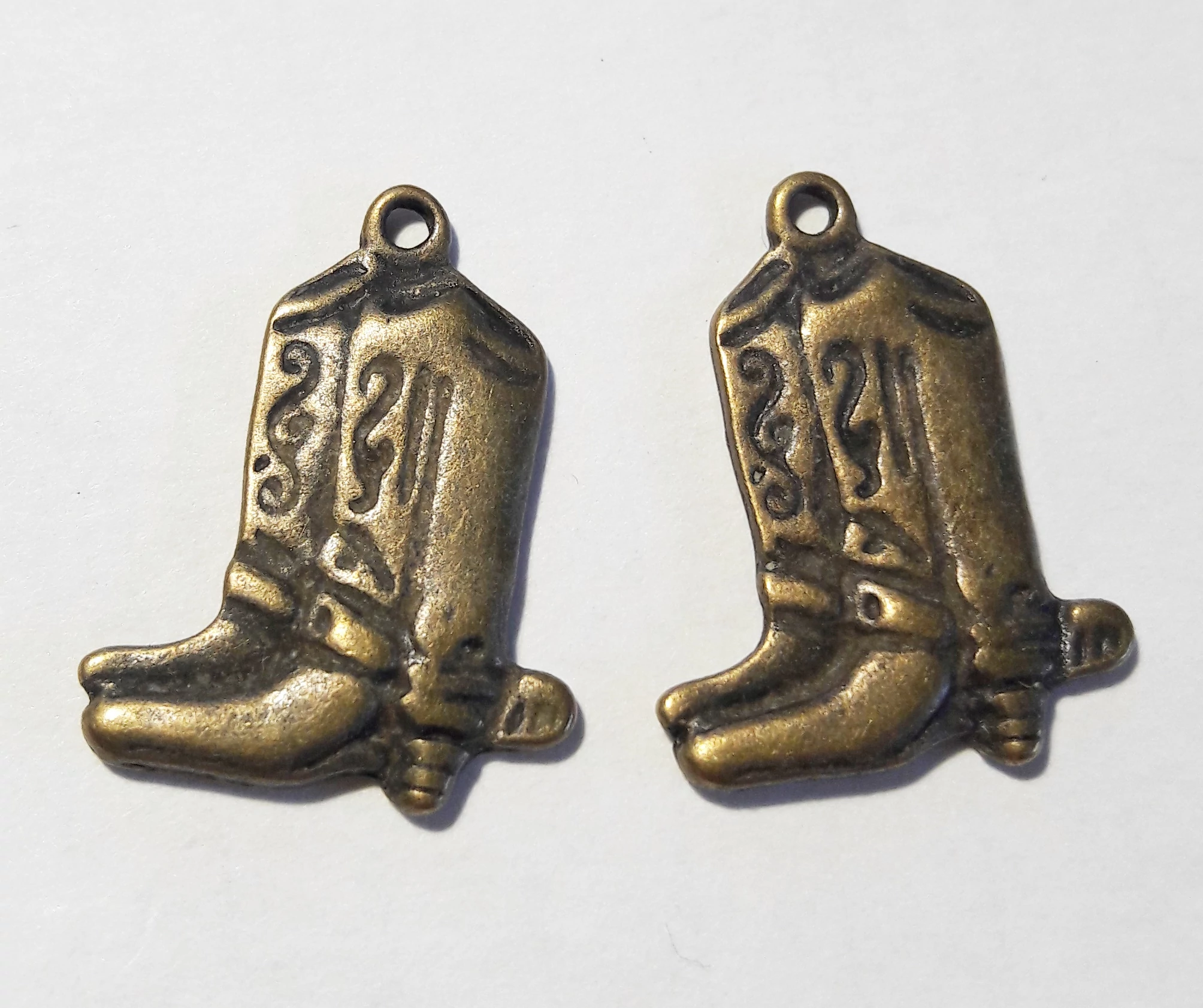 Csizma fityegő, medál, antik bronz színű, 19x14 mm