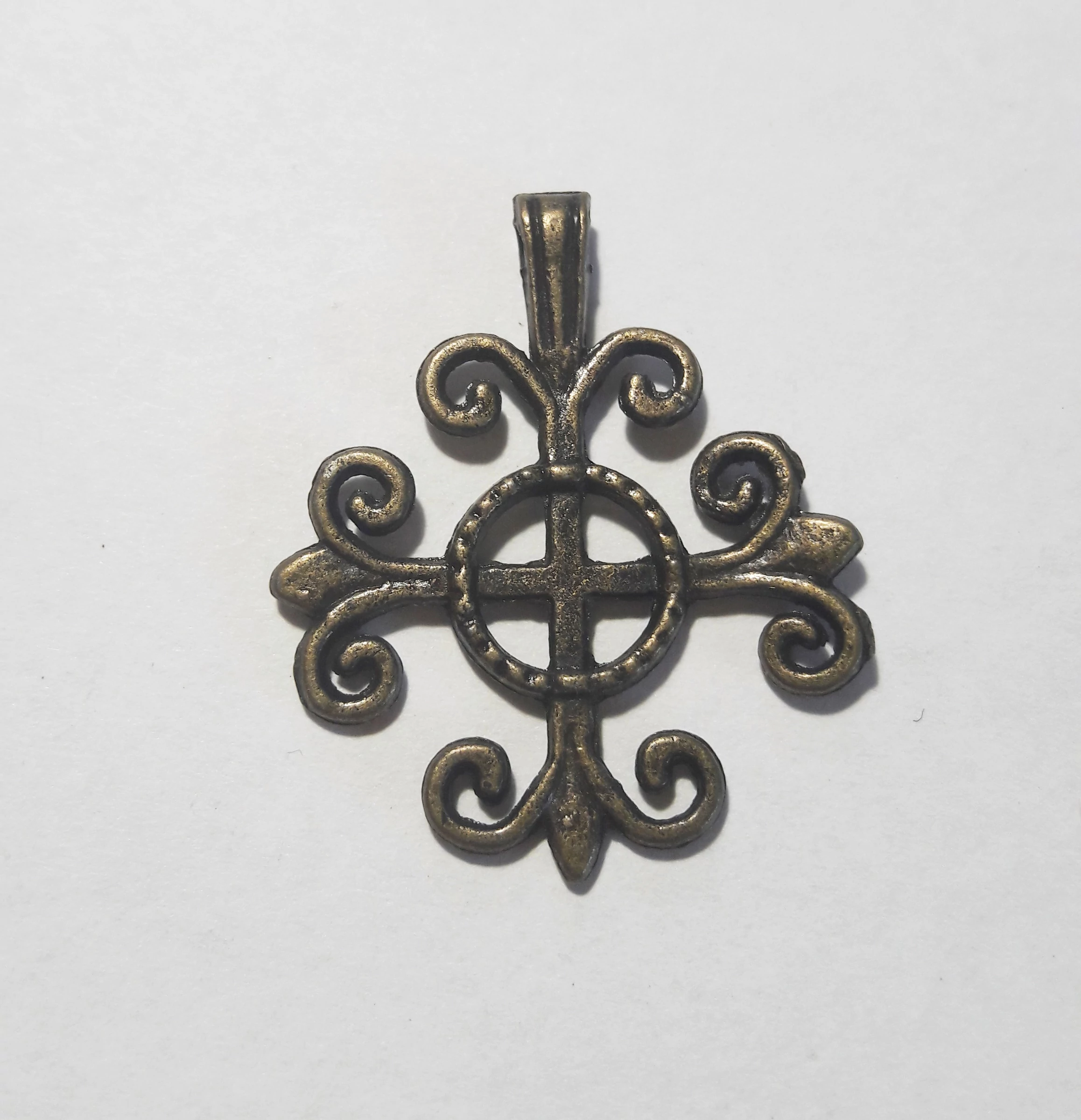 Kereszt medál, antik bronz színű, 31x26 mm