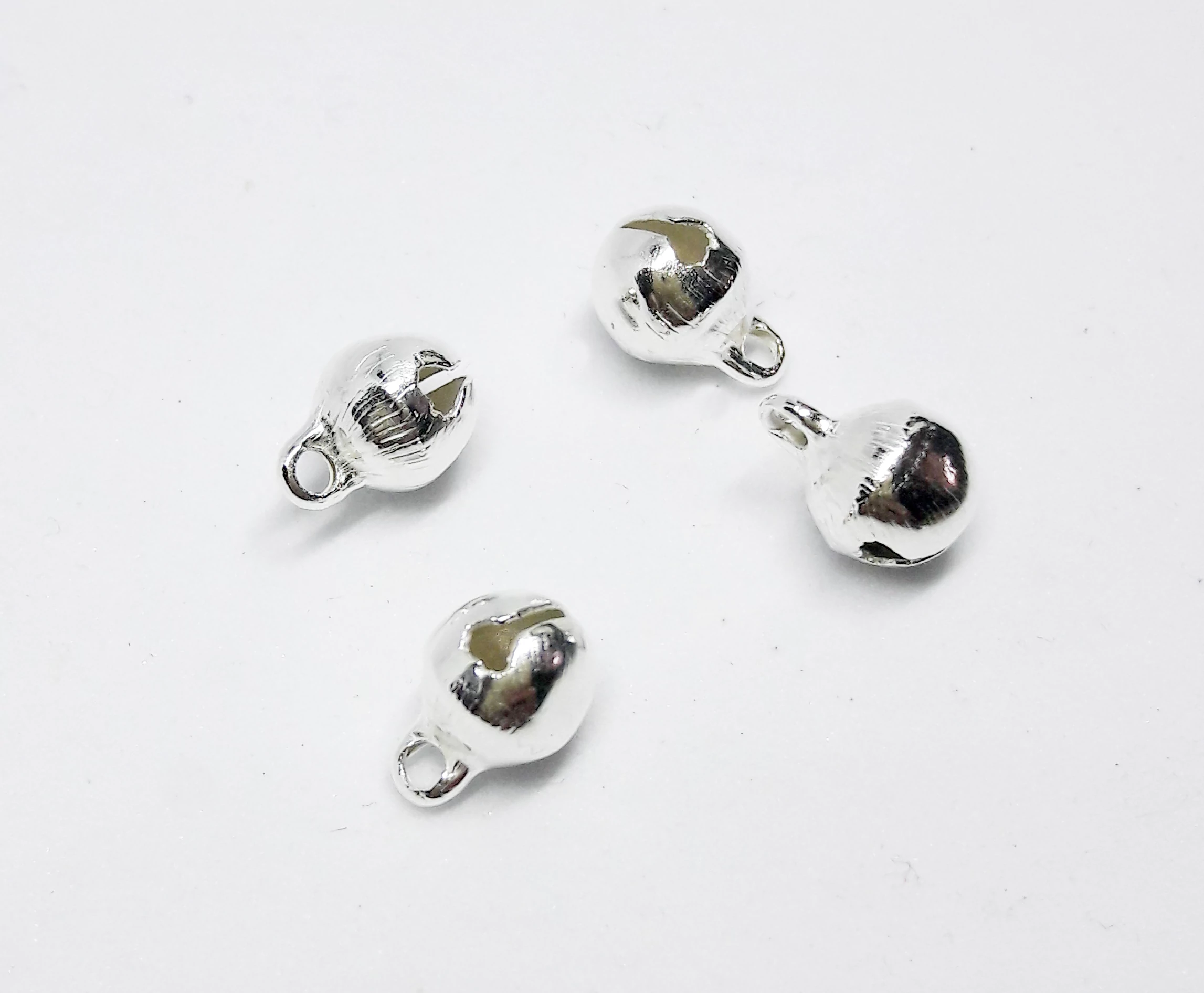Kicsi csengő, ezüst színű, 9x6 mm