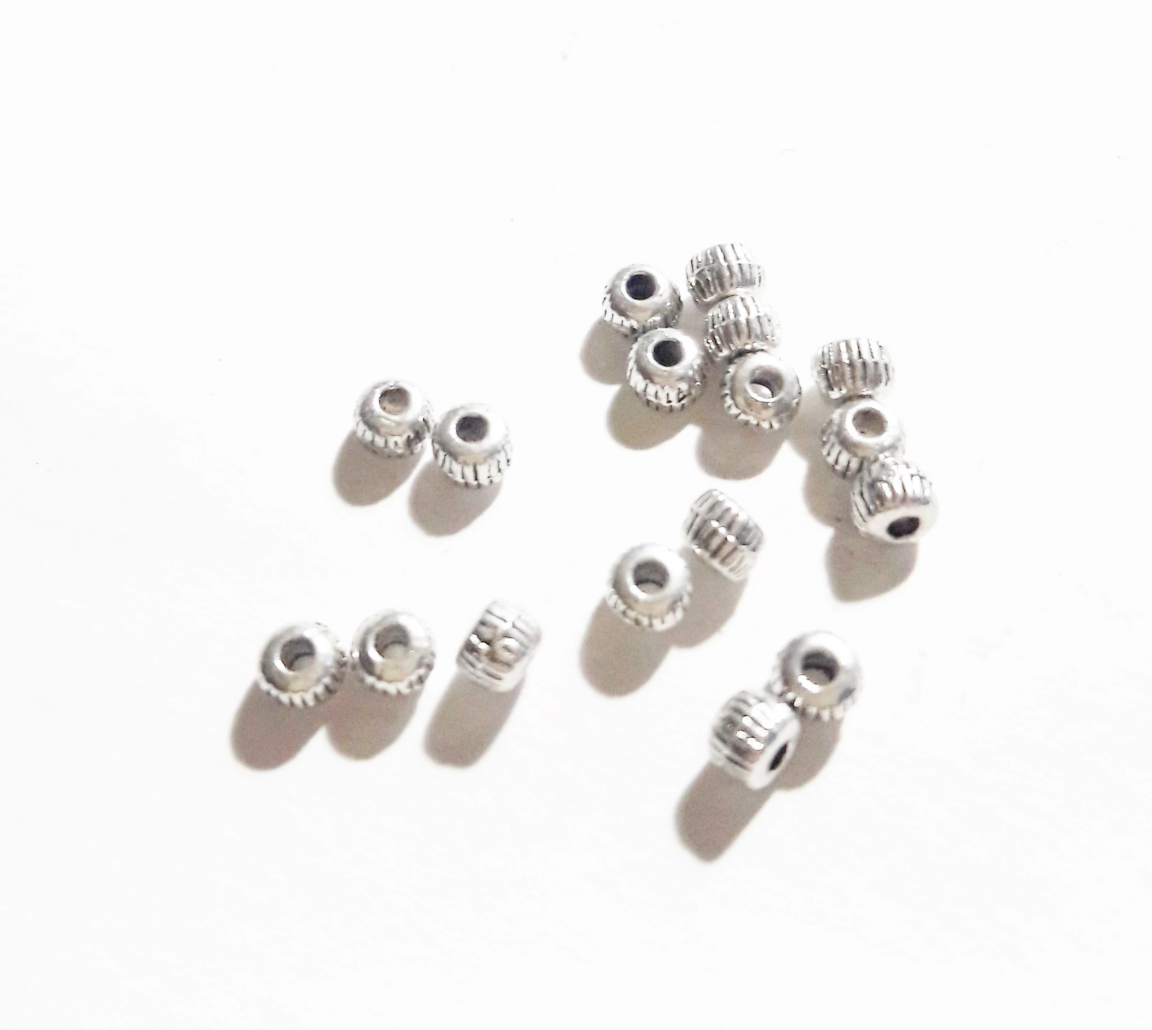Csíkos kicsi golyó köztes, antik ezüst színű, 3x2 mm