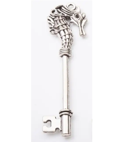 Kulcs, csikóhal fityegő, medál, antik ezüst színű, 71x21 mm
