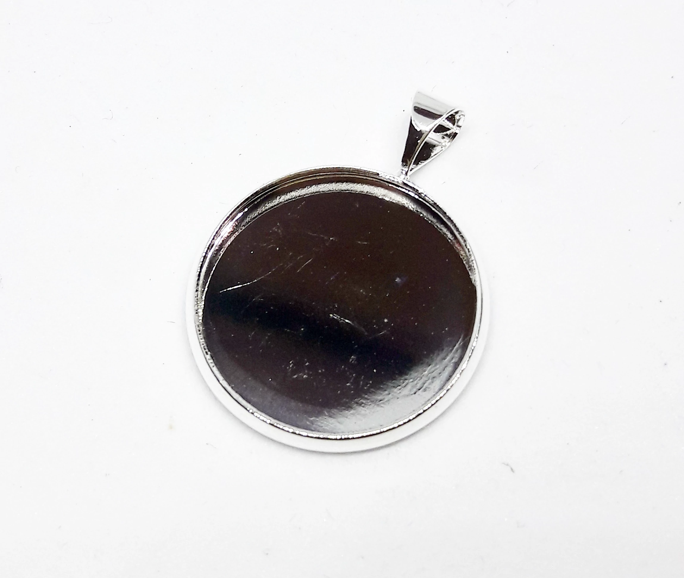 Kerek medálalap, ezüst színű, 25x20 mm, 18 mm-es lencséhez