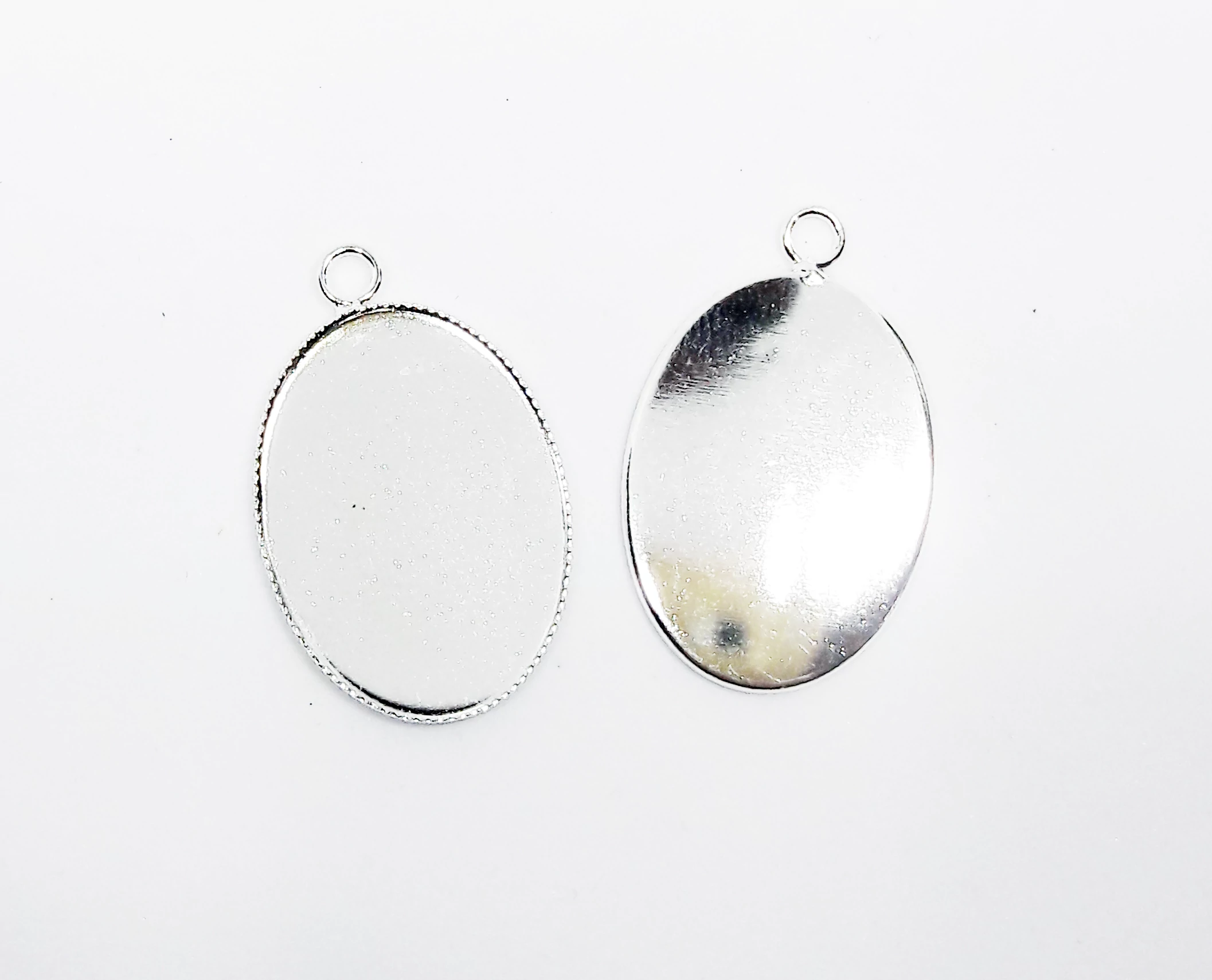 Ovális medálalap, ezüst színű, 30x19 mm, 25x18 mm-es lencséhez