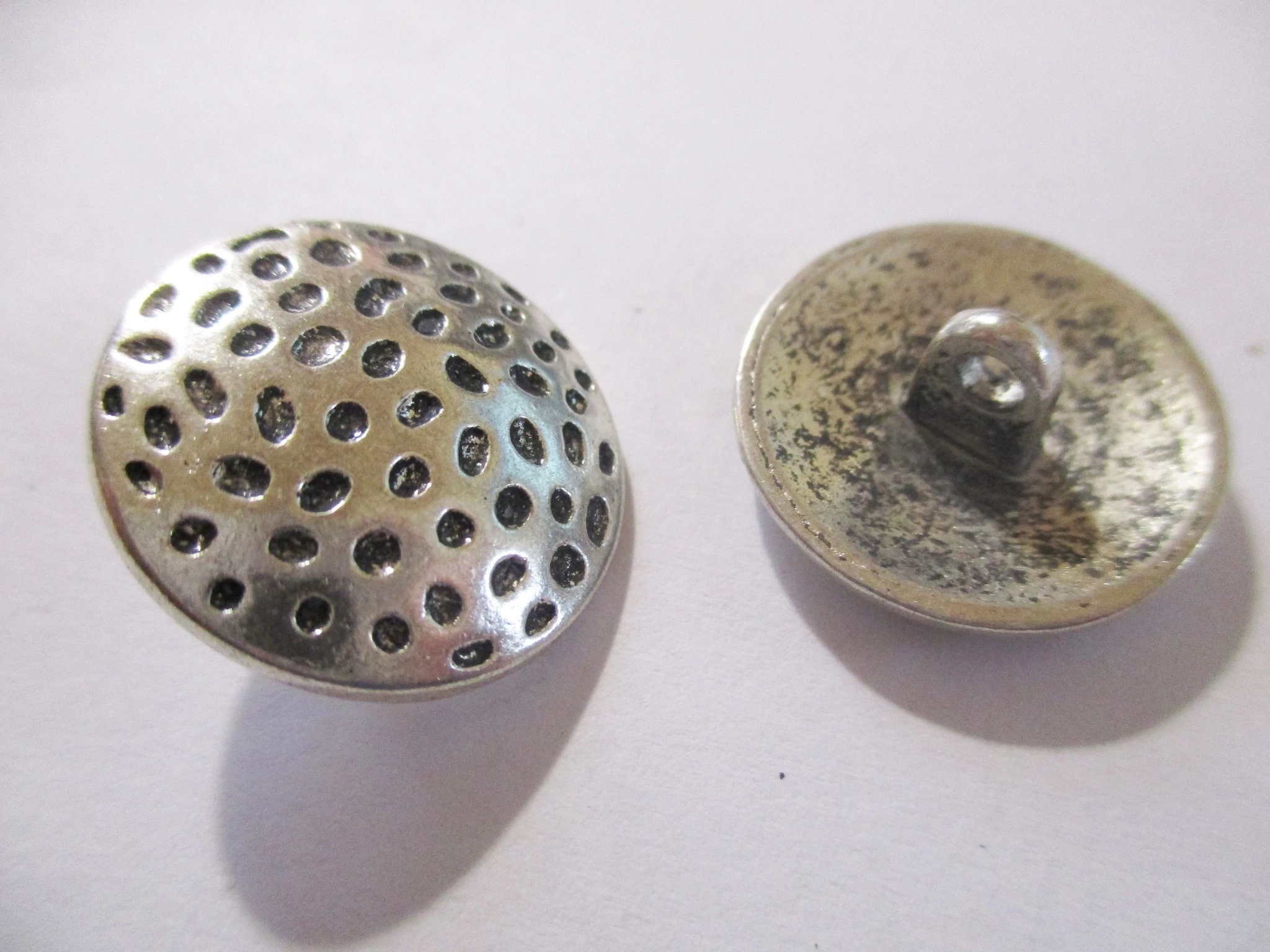 Pöttyös mintás fém gomb, 20 mm