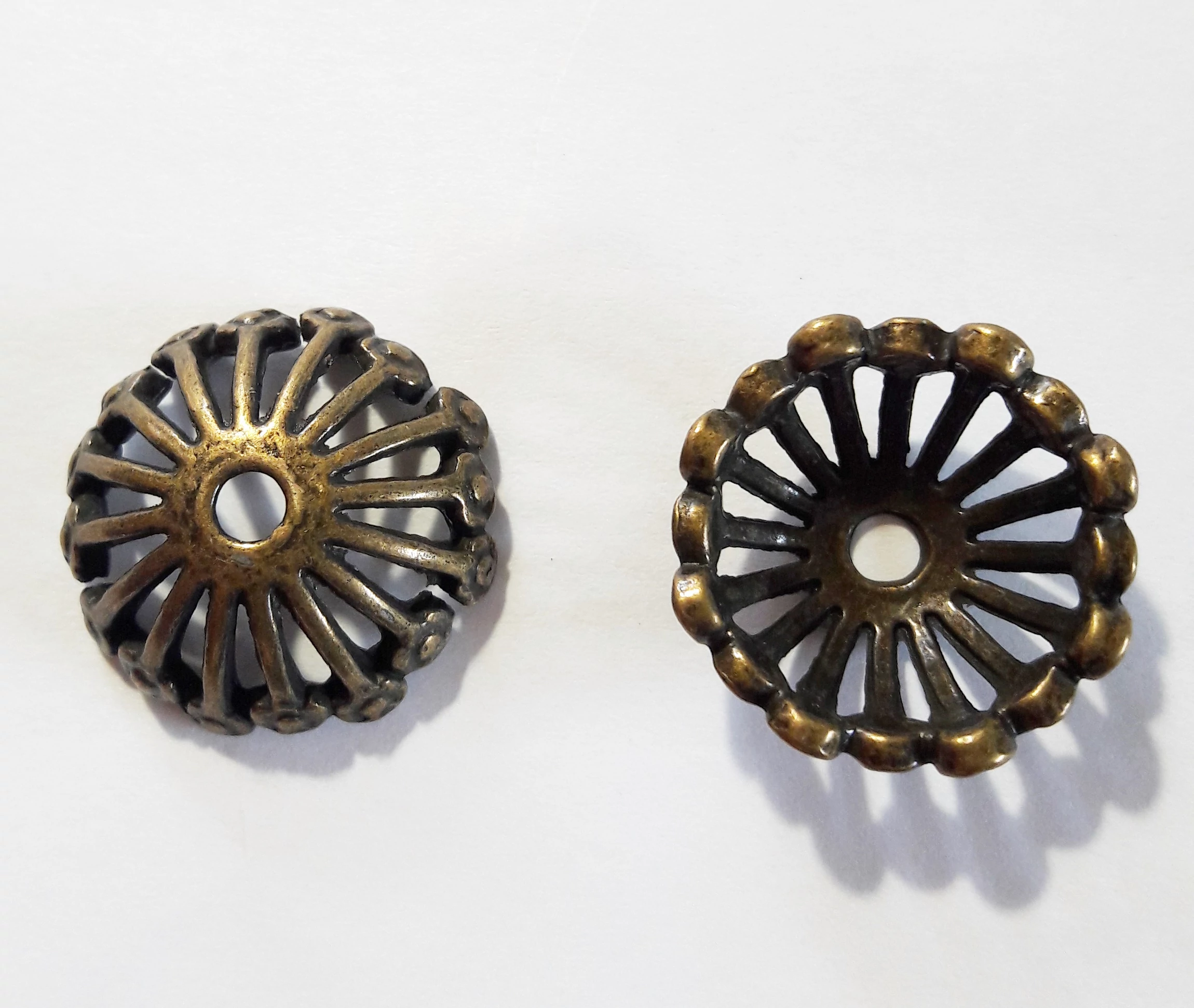Nagy gyöngykupak, antik bronz színű, 19x8 mm
