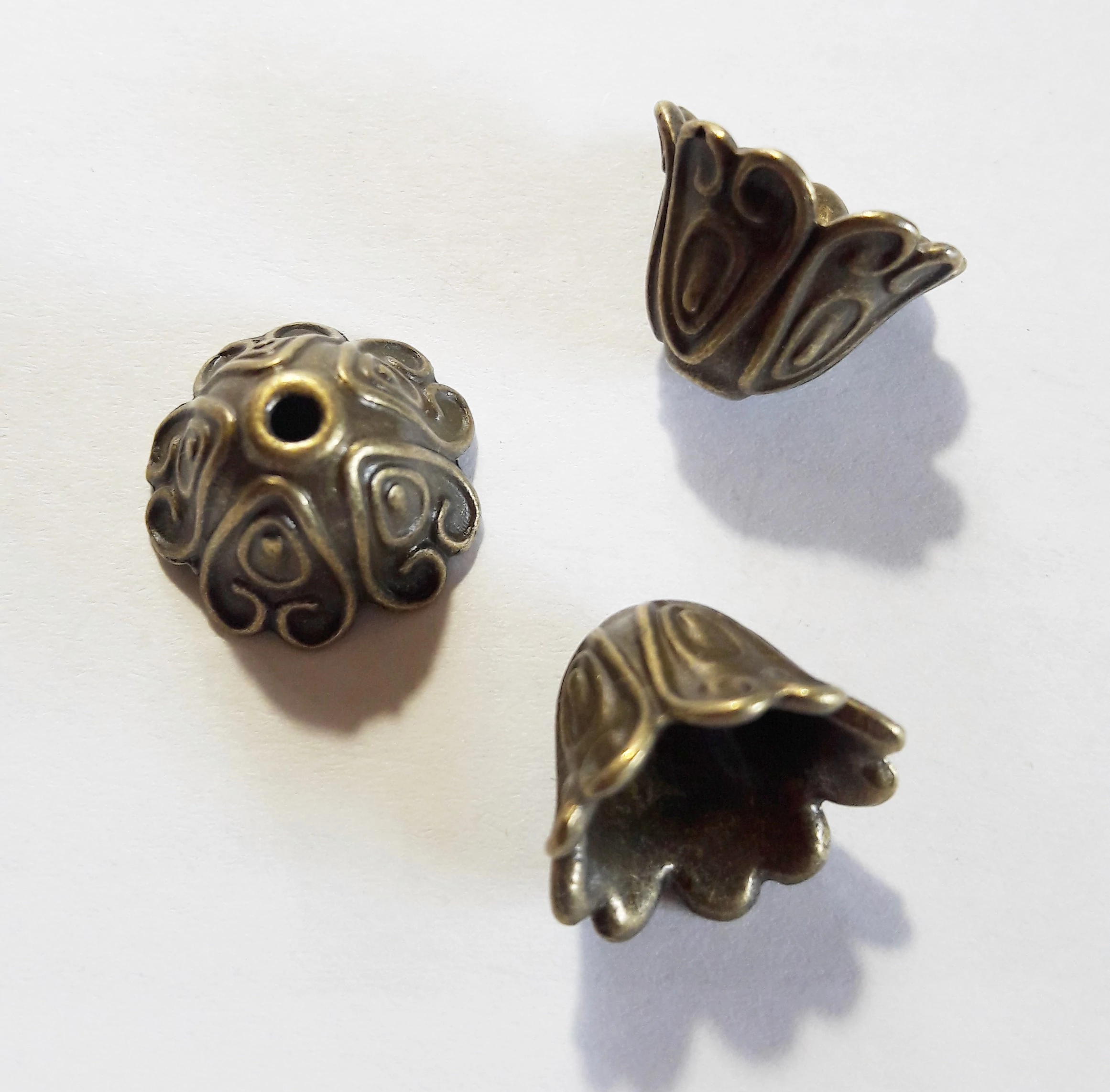 Nagy, szíves  gyöngykupak, bojt vég, végzáró, antik bronz színű, 11x15 mm