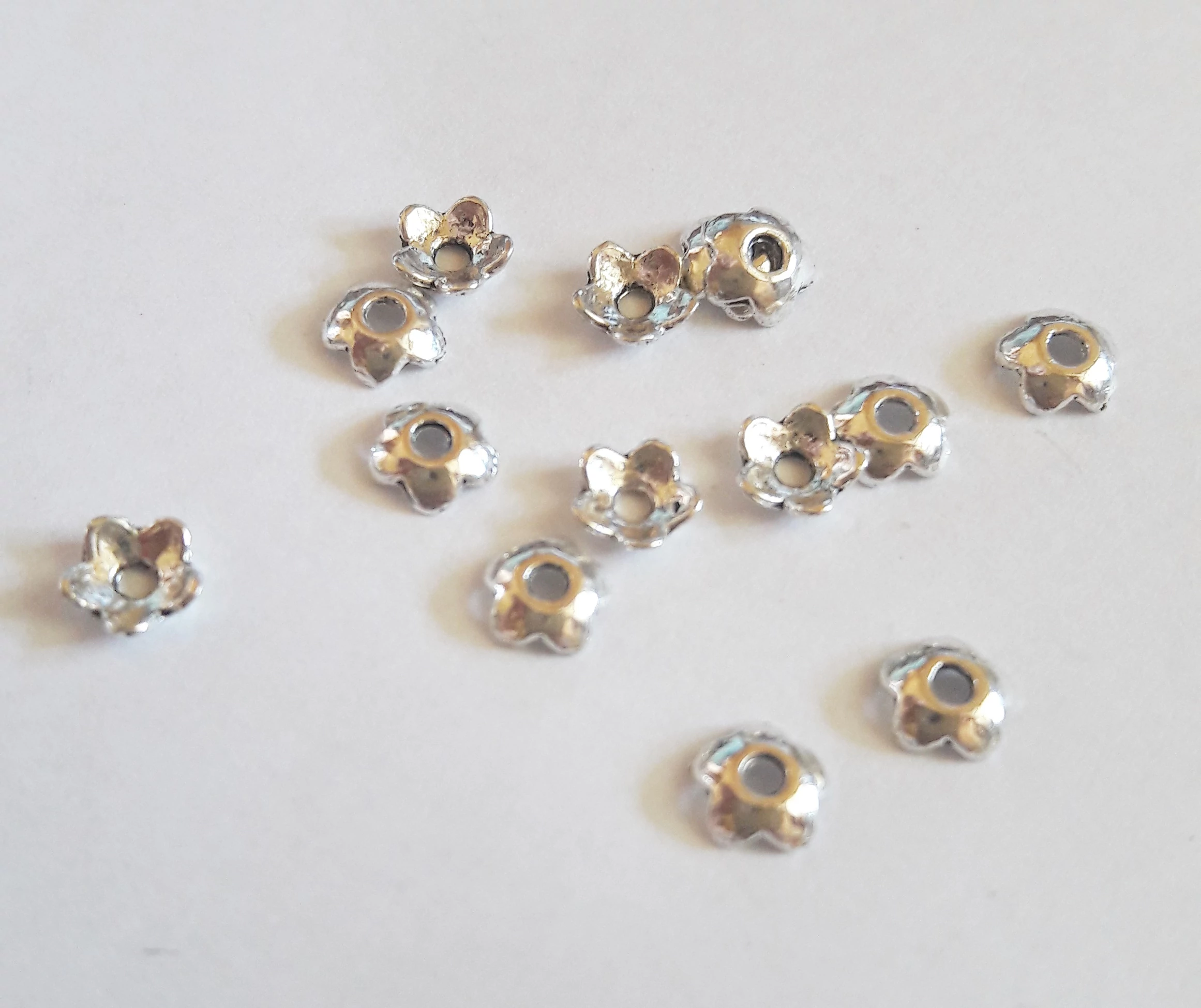 Mini virág gyöngykupak, antik ezüst színű, 4,5 mm